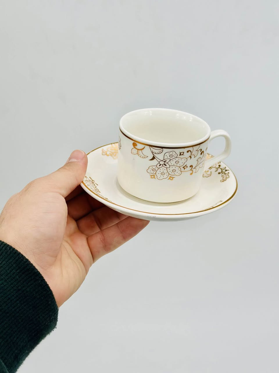 السيت مصنوع من سيراميك نخب أول بلون أبيض هادئ.
يتميز بنقشة الورد الكلاسيك باللون الذهبي،
ويه حافة ذهبية ناعمة فوك الكوب تنطي فخامة مو طبيعية للميز.
اليدة مالت الكوب مصممة حتى تكون مريحة باللزمة، والماعون اللي وياه يحمي الميز من الحرارة.
كلش مناسب لتقديم الچاي، القهوة، أو أي مشروب حار بالعزايم والمناسبات الخاصة.
السيراميك درجة أولى وهو أضمن مادة للصحة لأن ما يفرز أي مواد ضارة ويه المي الحار.
يحافظ على حرارة المشروب لفترة أطول ويخلي الطعم الأصلي للچاي أو القهوة مثل ما هو. حلة, بابل


**إذا كنت صاحب هذا الإعلان وتريد حذفه لأي سبب، رجاءا أرسل رسالة إلى الدعم الفني**