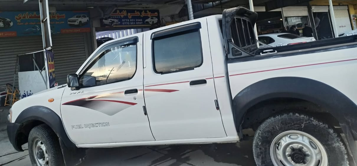 نیسان  ٢٠٠٥ کامل کراوە بە ٢٠١٤ پەلە پەلە بۆیاخی هەیە رەقەم جنوبە  سەنەوی رەقەم تازەیە بەشەرت دەبل ئەکسل   هەموو گیانی بەشەرت ***********
