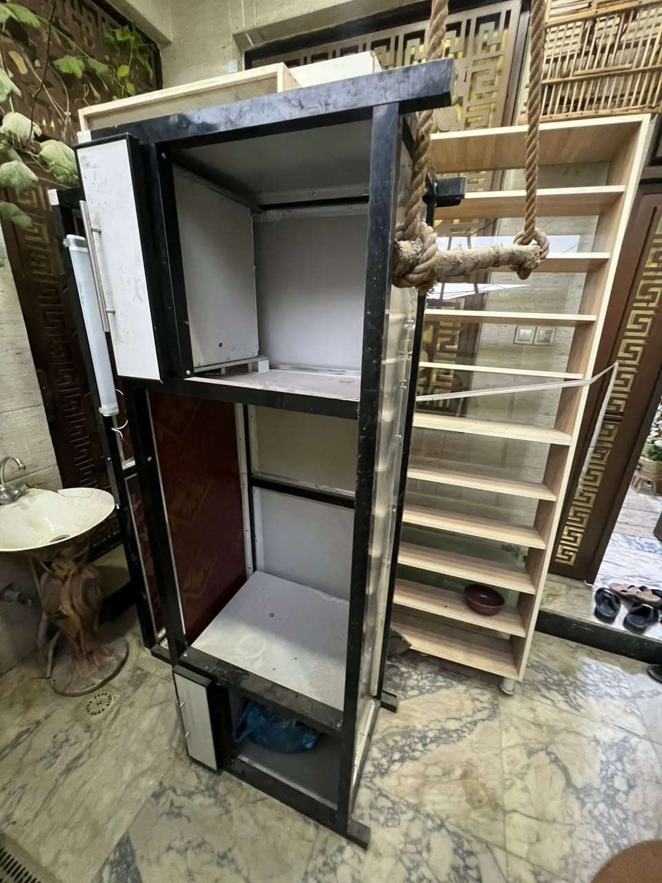 السلام عليكم رفوف محل كامله للبيع جدد استخدام قليل قيم وخذ رقم التلفون ***********
