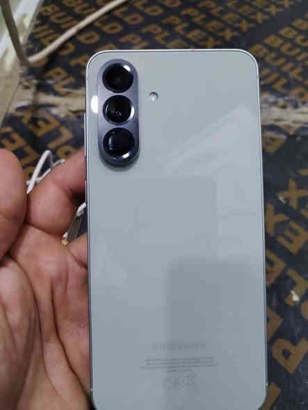 السلام عليكم
للبيع جهاز سامسونك A56 فايف جي 
نضافه فول مستخدم بس اسبوع واحد 
ذاكره 256 رام 8
السعر 375 الف بي مجال بصيط 
العنوان زيونه قرب ملعب الشعب 
الرقم ***********
