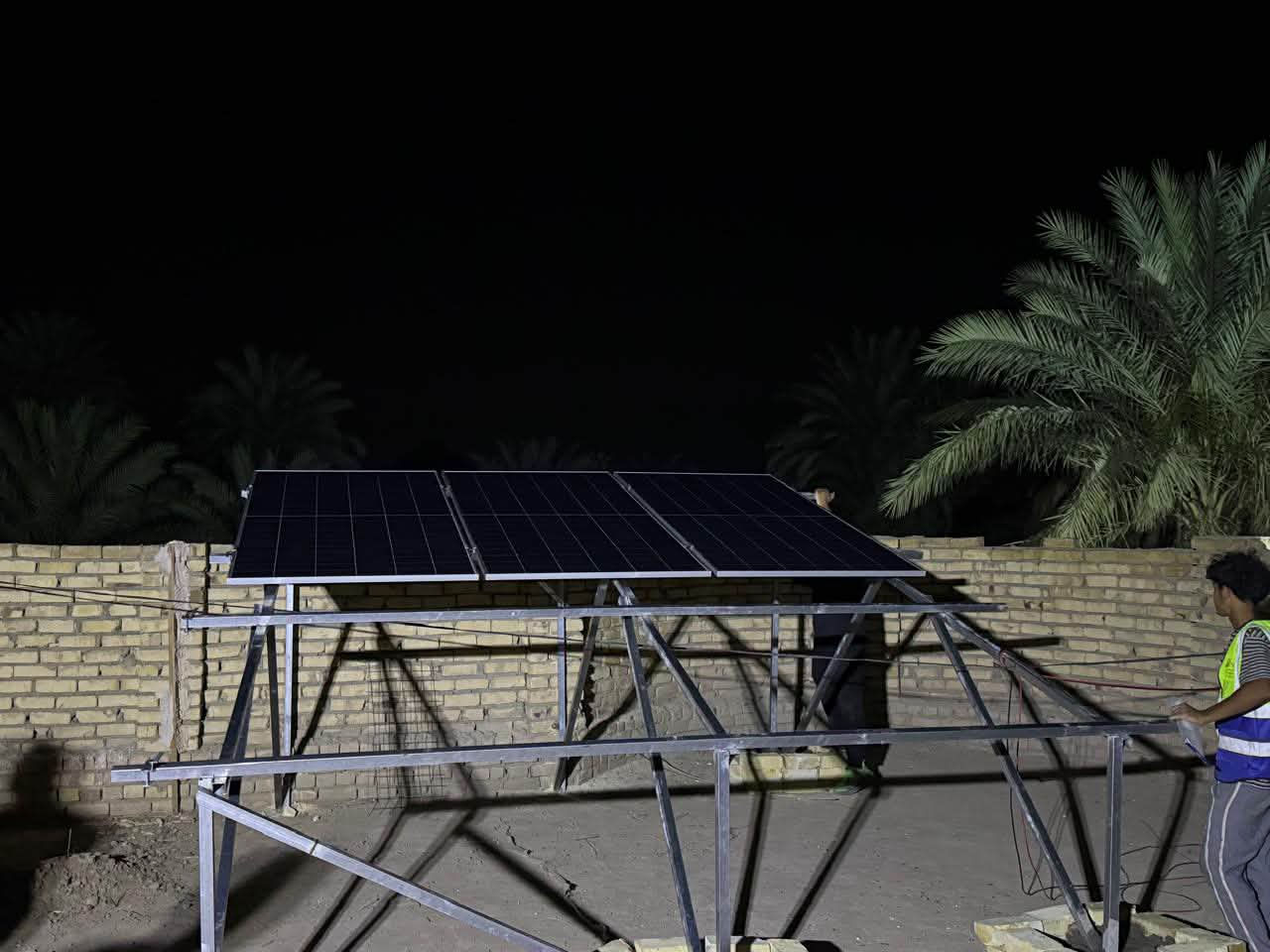 تم بحمد الله تجهيز وتنصيب منظومة طاقة شمسية متكاملة بقدرة
☀️ 12 أمبير نهاري و12 أمبير ليلي
في بيت الاستاذ جعفر عبد الحسن
قرية ال بو خزعل

🔋 مكونات المنظومة:
✅ بطارية DEYE أصلية بقدرة 12KW
ضمان رسمي لمدة 5 سنوات
أداء ثابت، خزن عالي، وعمر تشغيلي طويل حتى مع الضغط المستمر.

⚡ انفيرتر DEYE بقدرة 6KW
بضمان 5 سنوات
من أفضل الانفيرترات العالمية من حيث الكفاءة والاستقرار والحماية الذكية للأجهزة.

☀️ ألواح LONGi بقدرة 620W
بضمان 15 سنة
ألواح عالية الكفاءة بإنتاج ممتاز حتى بالأجواء الحارة والغبار، مع أداء قوي وتوفير حقيقي بالطاقة.

🔧 تم تنفيذ العمل باحترافية عالية وبأجود المواد مع ضبط كامل للمنظومة لضمان أفضل إنتاج واستمرارية بالكهرباء ليل نهار.

الطاقة الشمسية اليوم مو رفاهية… هي راحة، توفير، واستقلال عن انقطاع الكهرباء

للتواصل 
مهندس حمزة:***********
مهندس عباس:***********
