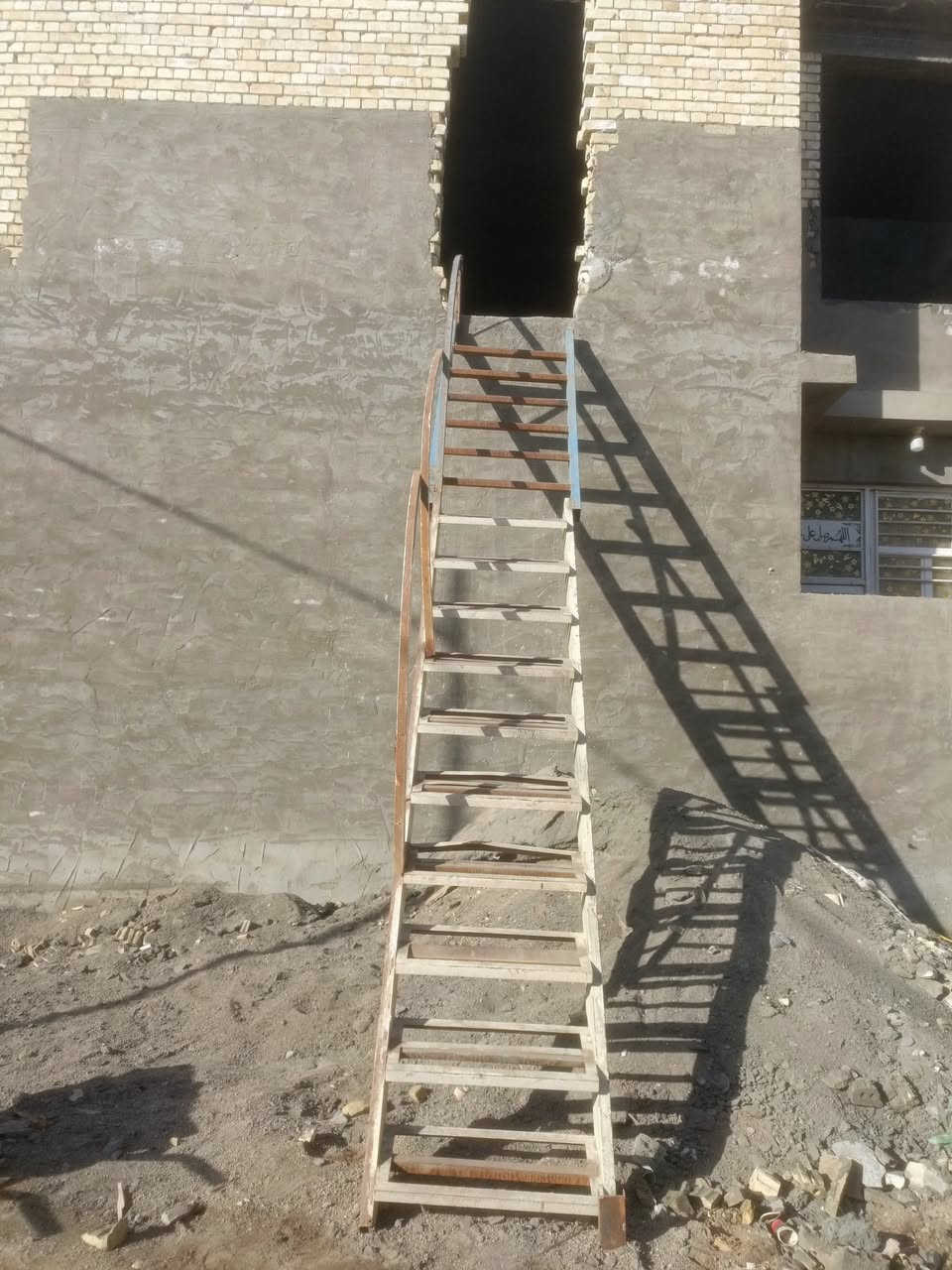 السلام عليكم درج حديد للبيع الطول 5ونص م. العرض 80.السعر 170  للتواصل ***********
