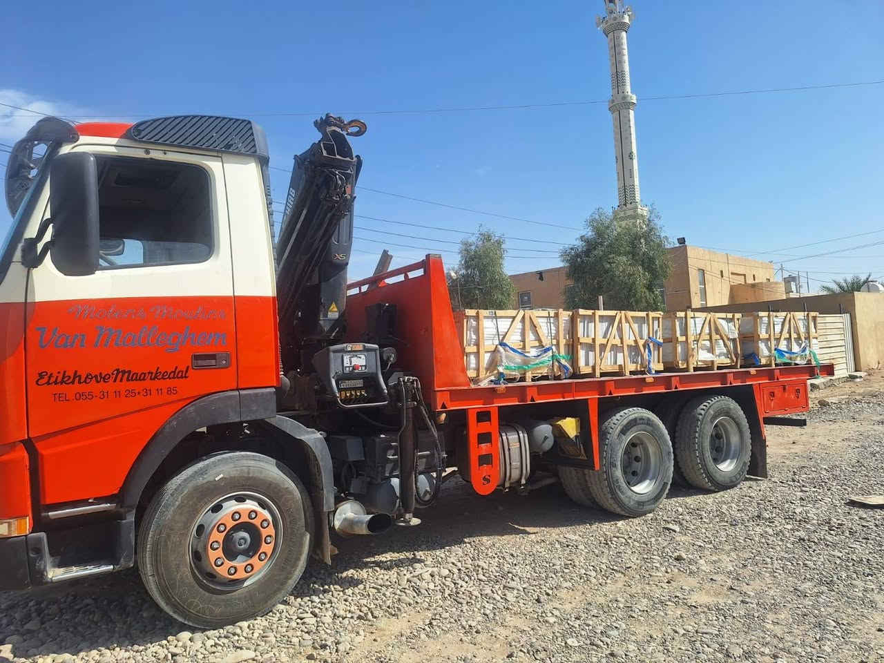 سلام عليكم من رخصت صاحب الكروب للبيع كرين فالفو موديل ٢٠٠٠ الجهاز ٦ طن  جديد اوربي#٣سلايتات سنويه جديده هزه رقم الهاتف ***********
