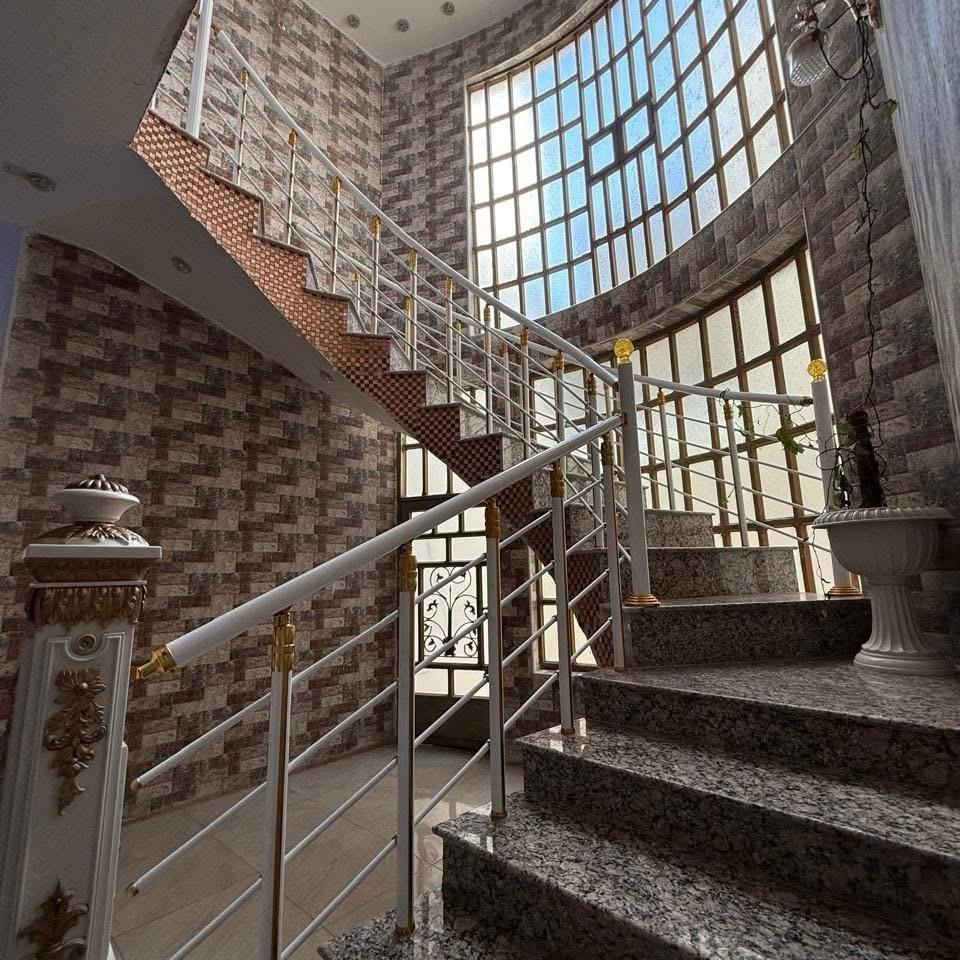 بسم الله وعلى بركة الله دار للبيع طابقين مسلح درجة اولى في الرمادي - الجمعية - قرب جامع اولي العزم مرقم بلديه مفوض للطابو المساحة 361 متر الوجه 16.5 متر الشارع 10 متر مبلط وخدمات كاملة . الدار درجة اولى سنة البناء 2022 * الطابق الاول يحتوي:  كلدور وديوانية كبيرة وصالتين وغرفتين نوم كبيرة ومطبخ حار وبارد ومجمع صحيات داخل وخارج وترك حرف L ومناور عدد 2 وحديقة وكراج كبير ومخزن.  الطابق الثاني يحتوي:  صاله كبيرة وثلاث غرف نوم كبيرة وبلكونات عدد 2 ومجمع صحيات وغسالات  بناء الطابق الاول حجر وسمنت بناء الطابق الثاني طابوق احمر الارضية بورسلين المطبخ والصحيات سيراميك هندي . حزام سيراميك 1.20 متر . الدرج كرانيت مع سيراميك لحد السقف . الشبابيك المنيوم عوازل بالاضافه الى سطح اول وسطح ثاني في الطابق الثاني:  السطح الاول بورسلين السطح الثاني مادة عازلة . يأتي مع الدار كاونتر وسبالت عدد 3 * للمعاينة والاتفاق متوفر واتساب   ***********   لإستقبال عروضكم العقارية بيع ايجار  سكني تجاري زراعي تواصلو واتساب فقط 👇 *********** أعلن معنا لضمان وصول إعلانك لأشخاص مهتمين بشراء عقاراتكم  👍  مع تحيات  عقارات T . A . G . . . #تسويق_عقاري #عقارات #عقارات_الرمادي 
