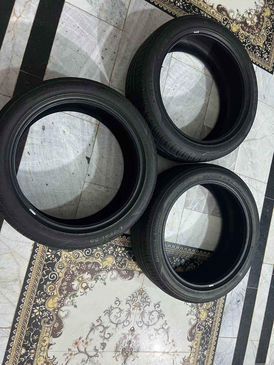 السلام عليكم البيع تايرات عدد 3 حجم 20 /245 مكان ناصرية بل غراف سعر 125 وبيهن مجال  نتاج 25  الاستفسار ***********
