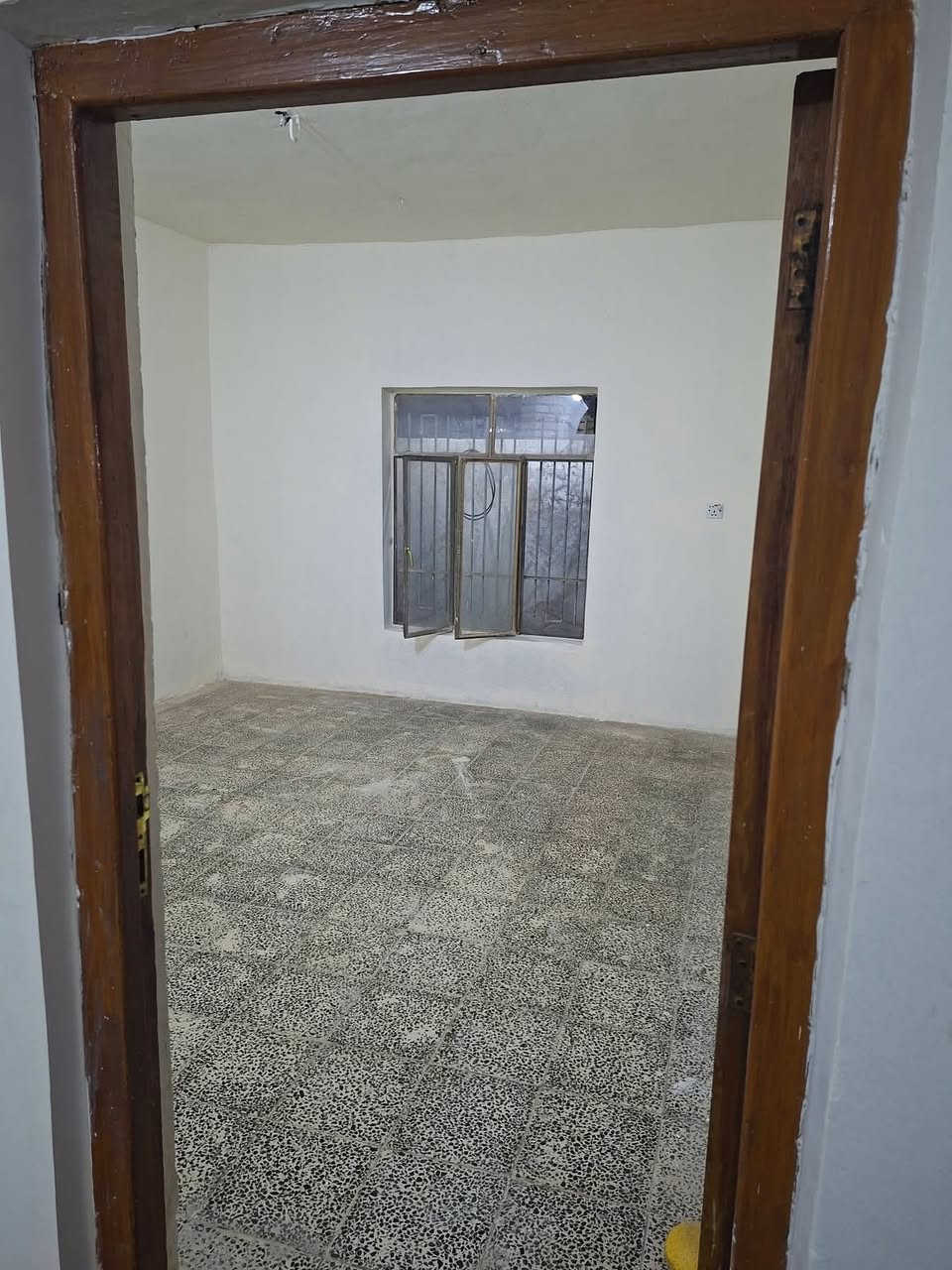 السلام عليكم دار للايجار
حي الشرطه مقابل اعداديه الرصافه 

مقابل حديقه 

غرفتين +مطبر خارجي + صاله وحمام مرافق خارجيه 

غرفه طابق ثاني 

اجار 400  
 *********** واتساب 
 *********** كورك
