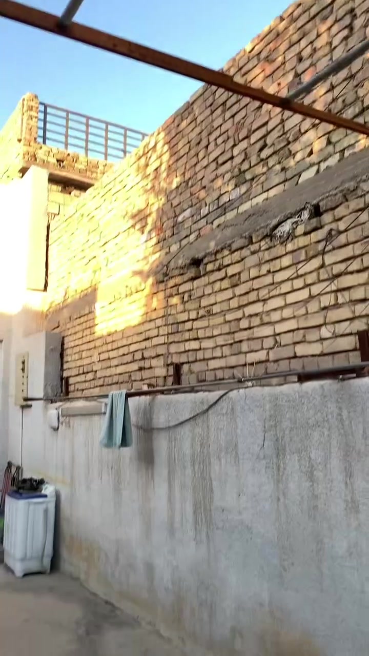 السلام عليكم بيت للبيع العنوان بغداد مدينة الصدر حي طارق شارع الوسط عمود ٢٥ م. ١٧٥ متر موضح كما في الفيديو والصور المرفقة تفاصيل البيت السعر ١٣٥ للاستفسار الاتصال على الرقم *********** 
رقم الواتساب *********** ( ابو عباس )
