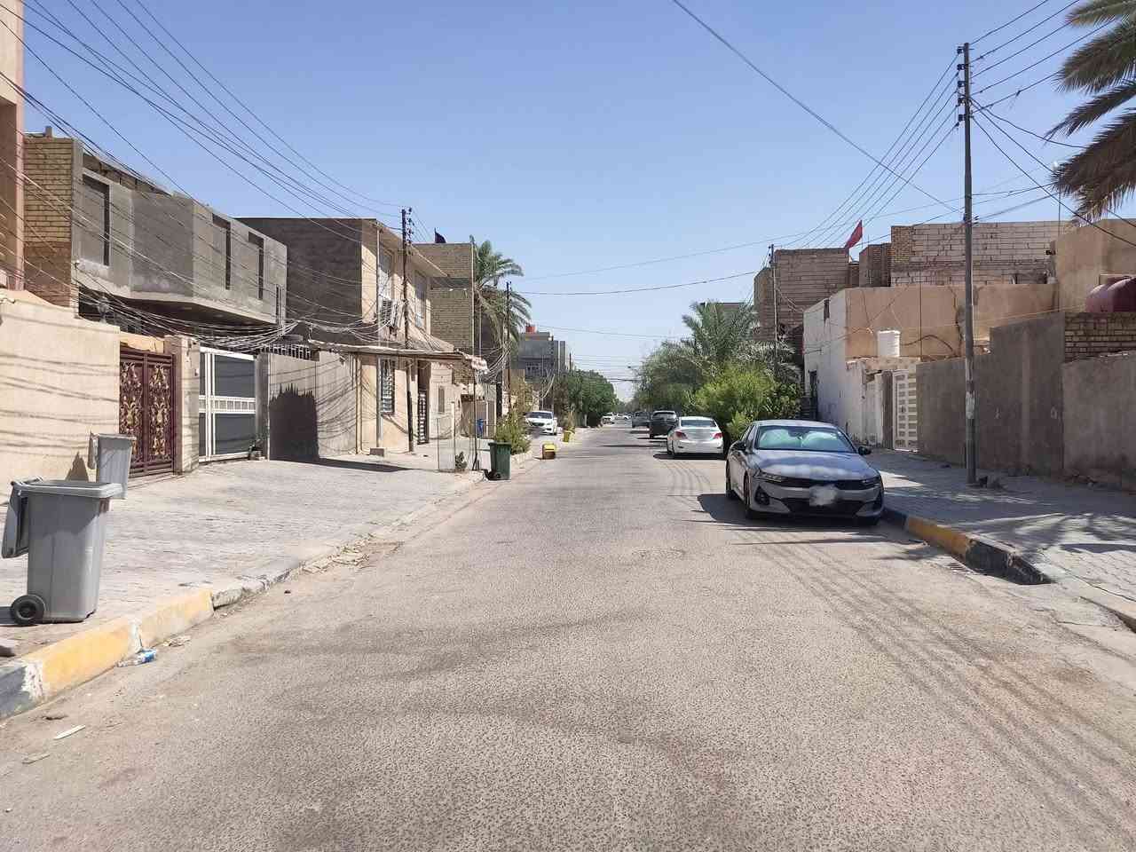 بيت ۲۰۰ متر في حي الحر فرع مكتب اليساري لصرف الرواتب يباع منه ١٠٠ متر مقسوم بيتين واجهة ٥ نزال ۲۰ بناء قديم غير مكتمل لكن يصلح للسكن يتكون من استقبال وممر وصالة وصحيات فقط الباقي غير مكتمل البناء المنطقه متوفر فيها جميع الخدمات مكانه قريب على الشارع فرعه ۱۲ متر سعر ال١٠٠ متر (١٥٠ مليون) للتواصل ***********
