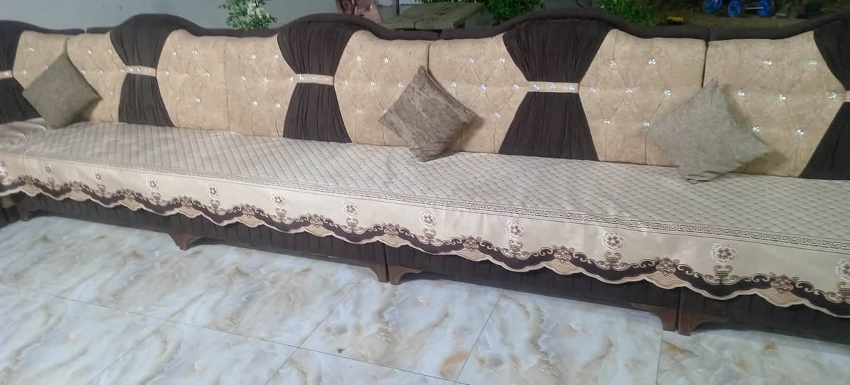 قنفه ويه غطوه والكوشات زاويتين ١٤ متر سعره مناسب جداً بيع مستعجل ***********

