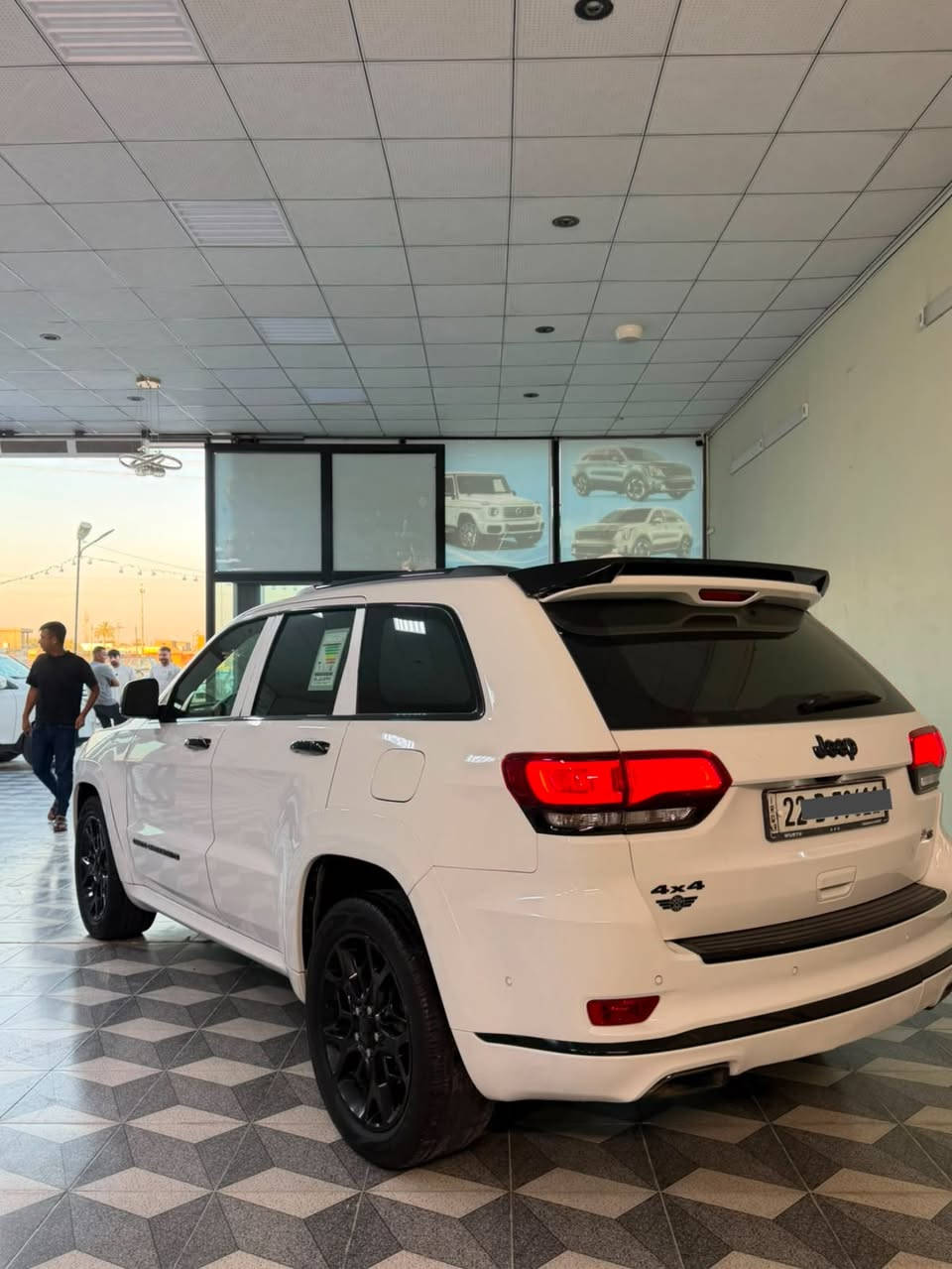 Jeep S harlem2022
السلام عليكم جيب S ٢٠٢٢ وكالة هارلم 
السياره فول مواصفات للاخير رادارات اماميه و خلفيه 
داخل احمر تعرفون مواصفات ال S السياره ماشيه 55 الف رقم اربيل تحويل ثاني السياره بيها صبغ بلبنيد يم العلامه مال جيب تقريبا شبرين حته البنيد ممفتوحه براغيه السياره جديده بدون اي مصرف السعر 325 ورقه و ماتوقع اكو هيج سعر وبهاي النظافه 
العنوان ديالى بعقوبة *********** واتس او اتصال
