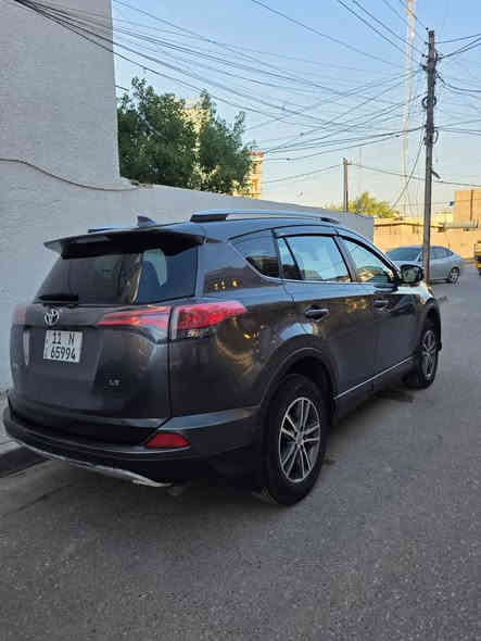 السلام عليكم 
للبيع او مرواس 
تيوتا راف فور 2018 LE بلاس 
نص مواصفات 
وارد امريكي حادثهة جدا خفيف وحلو بيهة قبق الجنطة مبدل ومصبوغ وربع الجاملغ الخلفي صبغ وصور الحادث بالمنشور 
ماشية 68 الف 
رقم بغداد الجديد وبأسمي تحويل مباشر 
مكان السيارة بغداد 
السعر 175 وبيهة مجال 
للاستفسار
***********
