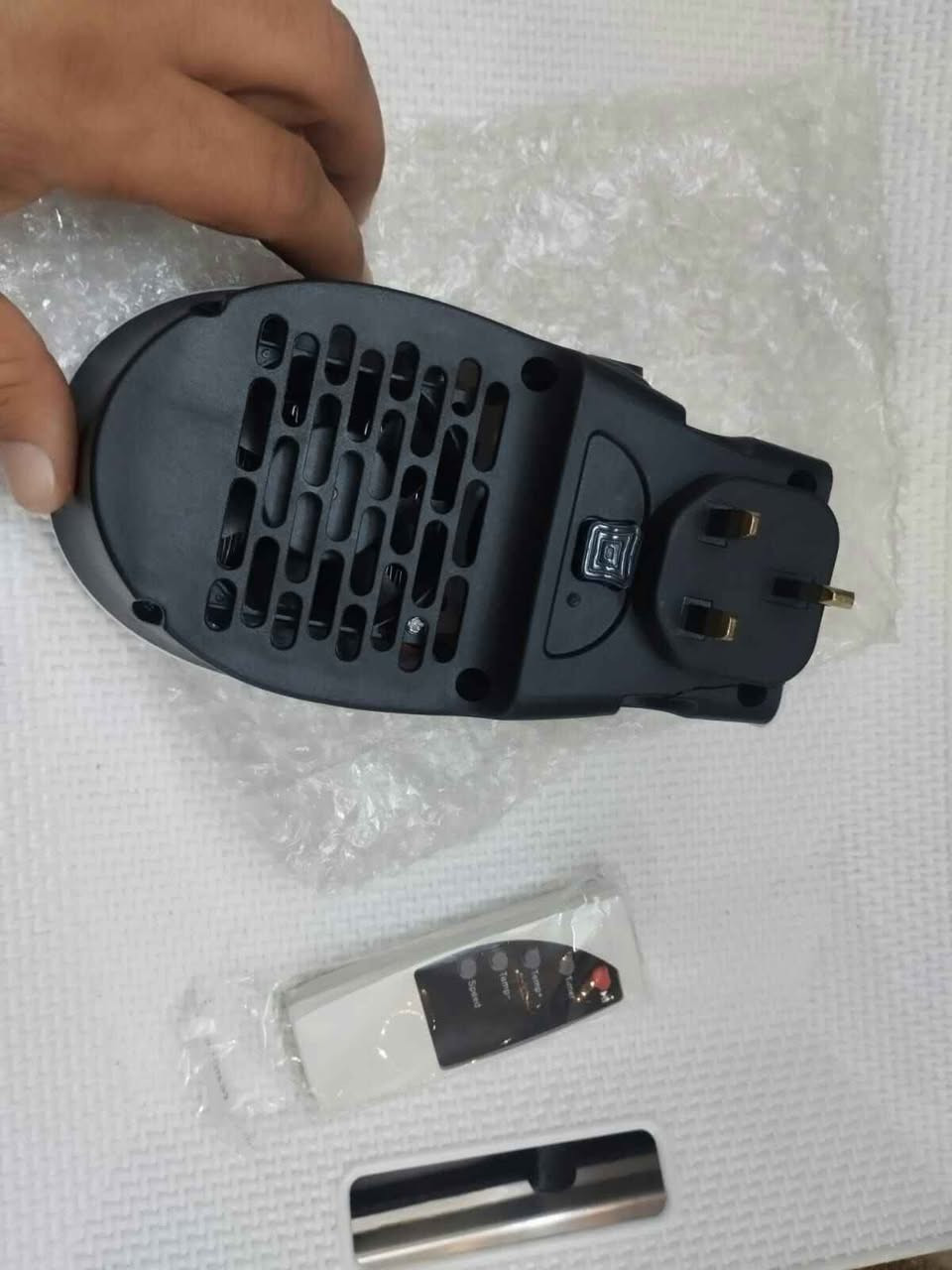 جهاز تدفئة مكتبي ريموت كنترول تحكم بالوقت والحرارة جديد غير مستخدم....الاتصال *********** بغداد, العراق
