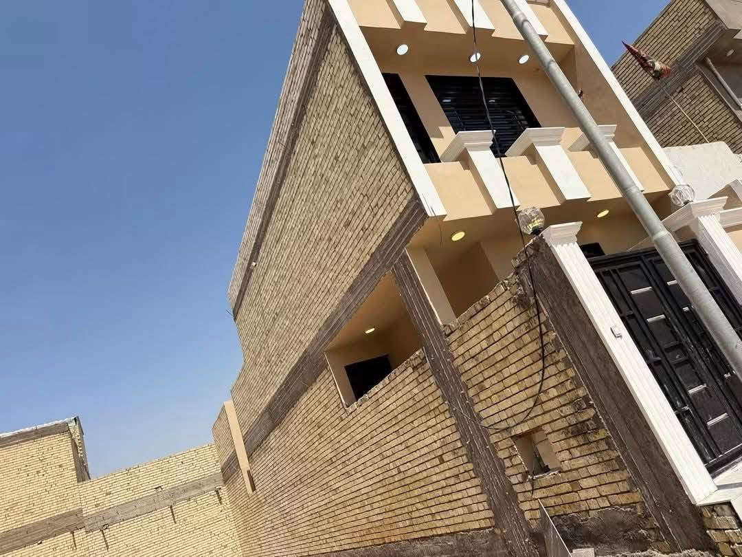 يالله بيت البيع المساحه 100متر طابق ونص حي النداء قريب على شارع قنبر شغل جناي مقابيل مول حكايه السعر خاص ***********
