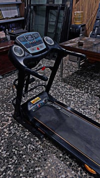 جهاز جري للبيع جدا نضيف يتحمل وزن ١٤٠ كيلو السعر ٣٠٠ لاستفسار ٠٧٧٠٠٦٢٦...