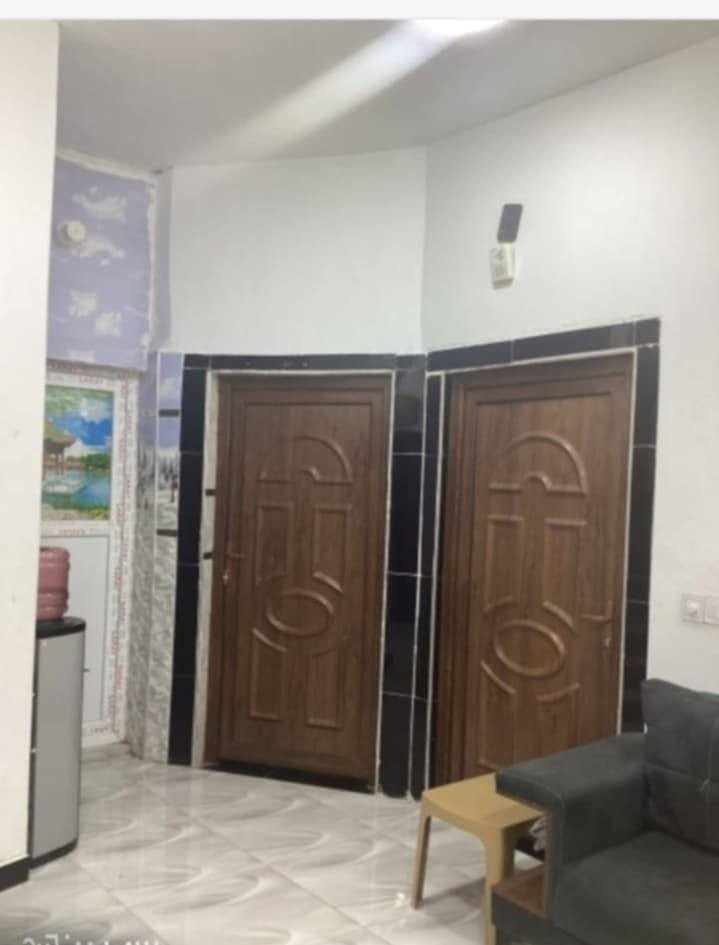 بسعر مناسب جدأ مساحه 150 متر الوجه 7 ونص 
للبيع حي الحشد خدمات كامله 
بناء حديث فول واحد على واحد 
يتكون من استقبال مطبخ صاله غرفتين نوم 
***********
او مراجعه مكتب محمد الحافي التميمي 
عنوان المكتب حي الحشد محلات بيت عمران قرب الشارع العام
