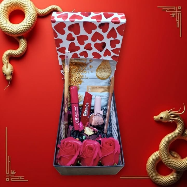 #مثل ما متعودين زبائننه بموسم عيد الحب
#بوكس عيد الحب 2026 يمنه بلاش
----
السعر : 10،000 دينار فقط
مجموعة مكياجات بداخل بوكس هدايا مع التغليف
---
#توصيل الفين دينار داخل احياء كربلاء
توصيل 5 الاف بقية المحافظات
---
#العنوان: (مجمع لوجين)
كربلاء - سيف سعد - شارع مجمع سيد لاسعار - مقابل اللؤلؤة للحجابات 
متواجدين صباحا ومساءا من 9 الصبح ل11 بالليل بدون انقطاع
***********
