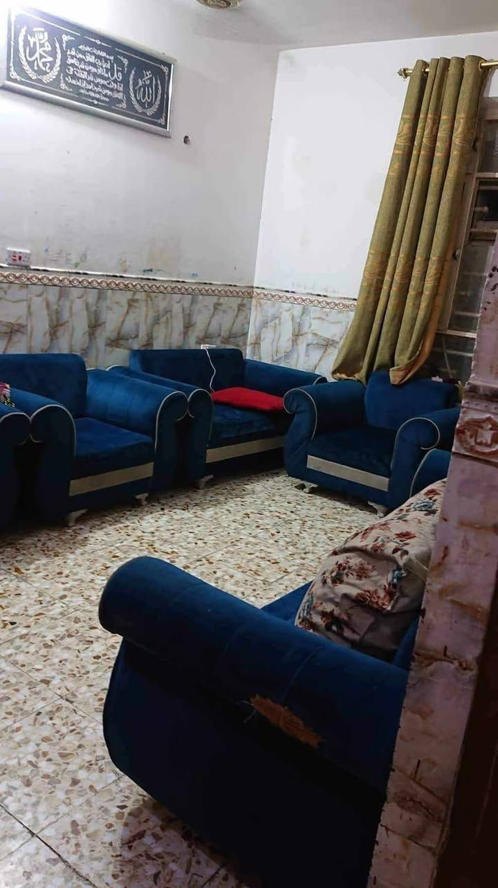 السلام عليكم بيت مساحه ٧٥ الدوانم قرب مدرسه مشكور  مي مجاري مقرنص كامل خدمات بيت مرتب بناء حديث كاشي حزام سيراميك سطح شتايكر طابق ونص غرفتين نوم فوك وجوه سطحين بسعر ٧٥  وبي مجال للشراي الاستفسار اكثر اتصال على الرقم *********** او ***********
