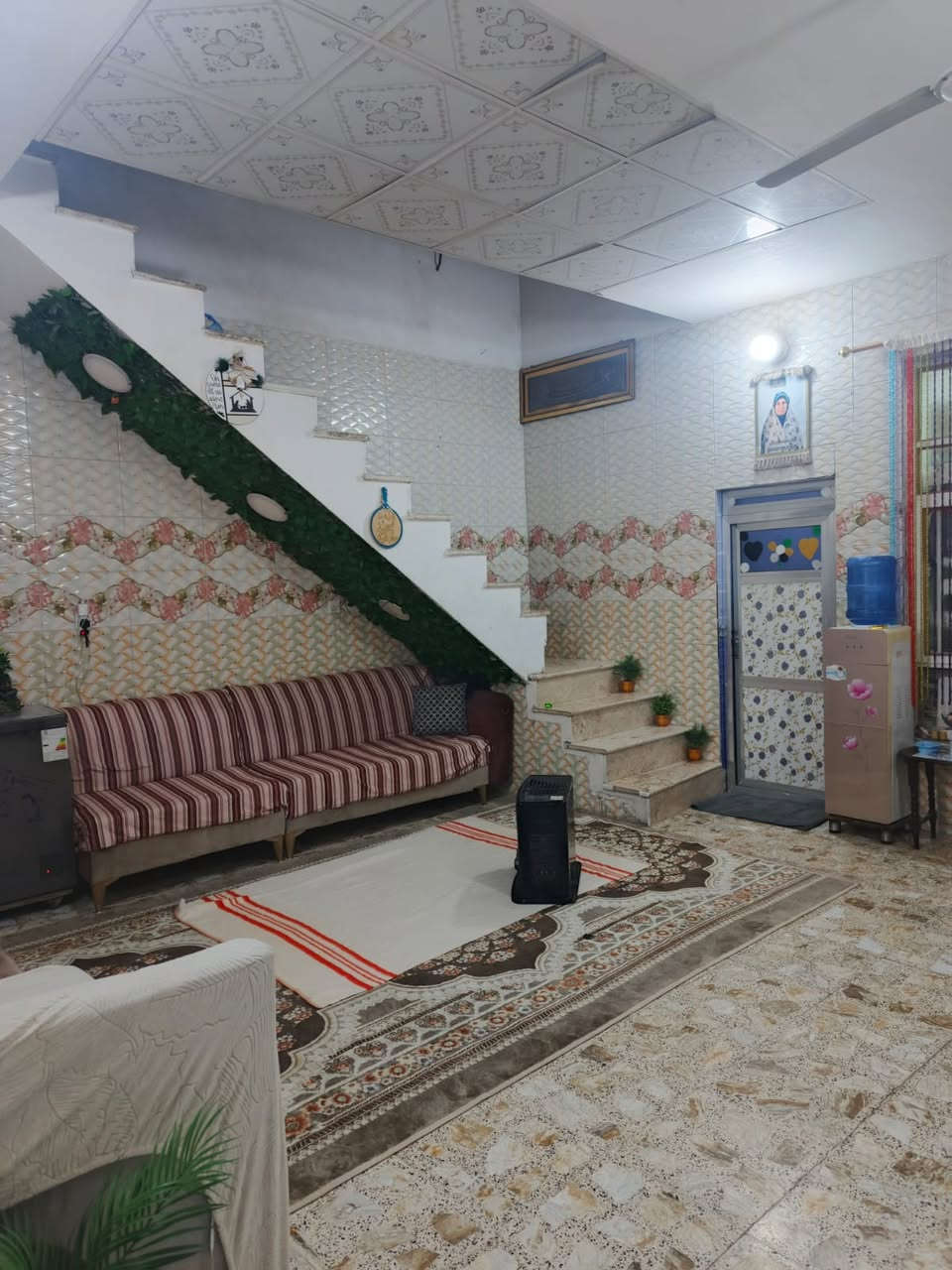 بيت للبيع
الموقع: منطقة الدسيم.المساحة: 100 متر مربع.بناء البيت: بناء طابوك.:غرفة نوم: 4 × 4 م.صالة: 5 × 5 م.استقبال: 4 × 5 م.الحمامات: حمام داخل الصالة + حمام خارجي.الواجهة: 10 × 10 م.المميزات الإضافية: ترك خلفي، سطح كامل "شتايكر"، درج "باية ومراية".الخدمات: كاملة (ماء، مجاري، كهرباء).العنوان بالتفصيل: الدسيم، قبل حسينية شيخ وهاب، مقابل أسواق أبو رضا.رقم الهاتف للاستفسار: ***********
