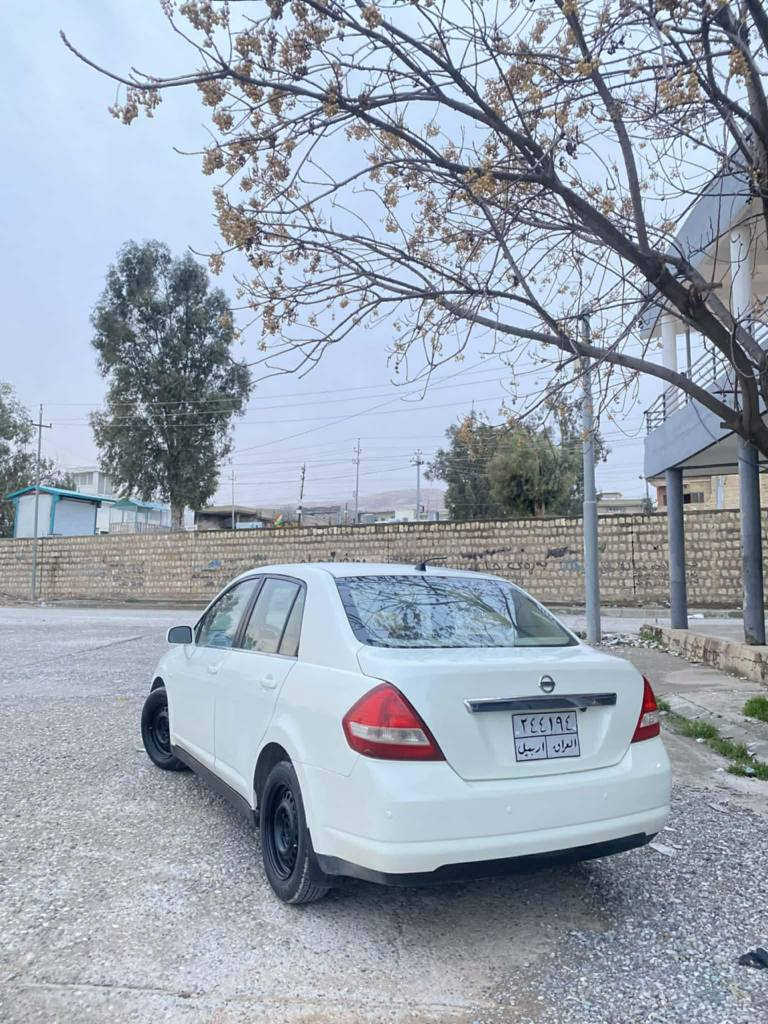 نیسان تیدا 2009 بەناوی خۆمانە سەنەوی بەسەرچوە سێ پارچەی پشتی پەمپە جەمپێکی بچوکی دواوەی هەیە زۆرکەمە  گێڕو مەکینە بەشەرت چوار تایەی نوێ تەقەو ڕەقەی بەشەرت لە 2012 وە لەکن خۆمانە 
*********** كويسينجاك, أربيل
