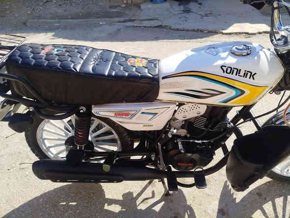 السلام عليكم دراجة سونلك اصلي للبيع مكينة 200 ضاغطة وزنجبل مكفولة من كلشي كلهة شغالة ما مشتغلة دلفري هواي سبوعين بس عنواني ابو دشير نضافة الدراجة كدامك ما عايزهة شي رقمي *********** الموشراي لا يتصل سعر خاص
