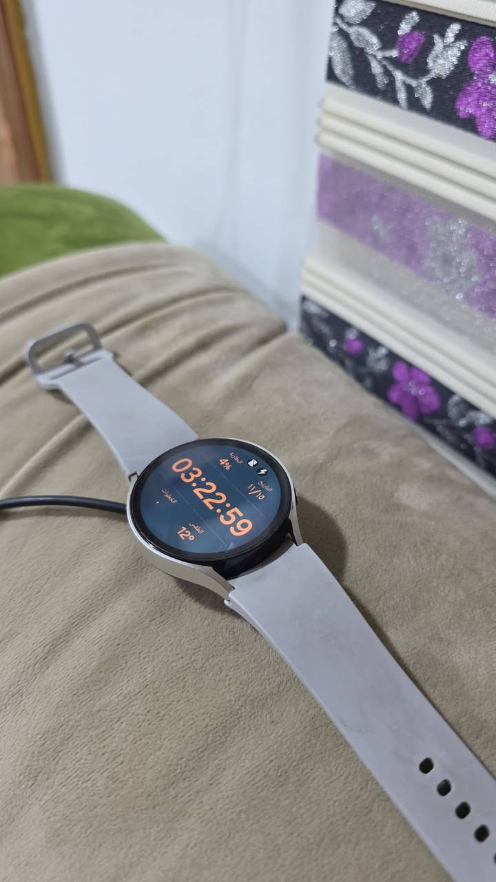 ساعه سامسونج جالاكسي ووتش 6الذكيه مقاس 40 ملم المزوده باتصال بلوتوث وتأتي بتصميم خفيف الوزن مع شاشه AMOLED مقياس1.3 بوصه وميزات صحيه متقدمه الاطار الالمنيوم وسوار رياضي من السيليكون
الميزات الاساسيه تدعم الاتصال عبر البلوتوث والواي فاي وتحتوي على نظام تحديد المواقع GPS مدمج بالاضافه الى مقاومه الماء عمق 50 مترآ
الاداء تأتي عاده بذاكره تخزين داخليه تصل الى 32 جيجابايت في بعض الاصدارات وتعمل بنظام تشغيل متطور يدعم تطبيقات الصحه والياقه البدنيه
سعر 150 الف

***********
