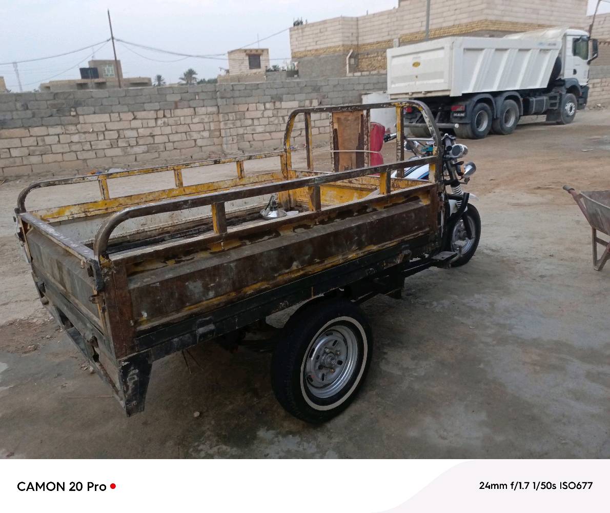 عندي دراجة نارية ثلاثية العجلات من نوع دايون، موديل Sunny. الدراجة بحالة جيدة وتشتغل بشكل ممتاز، مثالية لنقل البضائع. تحتوي على محرك قوي واقتصادي في استهلاك الوقود. مناسبة للاستخدام في المدينة أو في الأرياف.\n\nإذا مهتم، اتصل للحصول على المزيد من التفاصيل والسعر التفاوضي متاح.