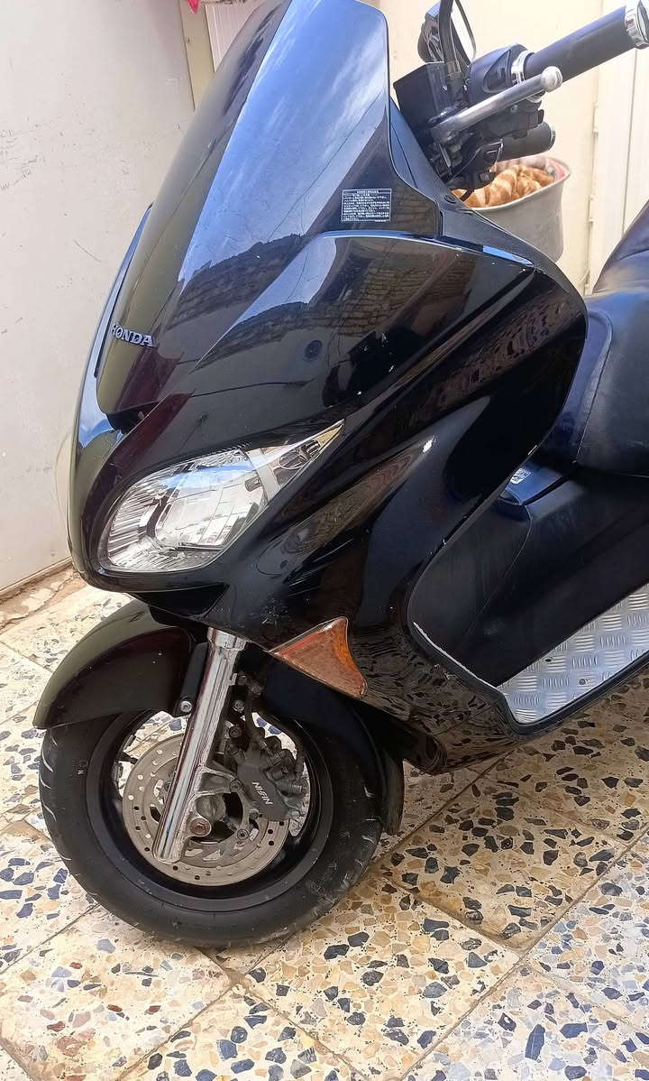 🏍️ للبيع: هوندا فورزا 09 (Honda Forza) - نظافة وكالة وكفالة عامة 🏍️
المواصفات والامتيازات:
الموديل: فورزا 2009 (صفر 9).
اللون: أسود ملكي.
الإضاءة: منظومة زنون كاملة (قوية جداً).
الكهربائيات: شغالة 100% وبحالة ممتازة.
الضمان: كفالة عامة من كل شيء (محرك، كير، كهربائيات، كفرات).
الأوراق والثبوتيات:
اللوحة: مرقمة رقم نجف ألماني.
الملكية: الدراجة بأسمي مباشرة (صاحب الملك).
التحويل: تحويل مضمون ومباشر ثاني يوم في مرور النجف.
💰 السعر: 16 ورقة (وبيه مجال بسيط للشراي الجاد).
📍 المكان: النجف الأشرف.
📞 للتواصل والاستفسار (اتصال أو واتساب): ***********
