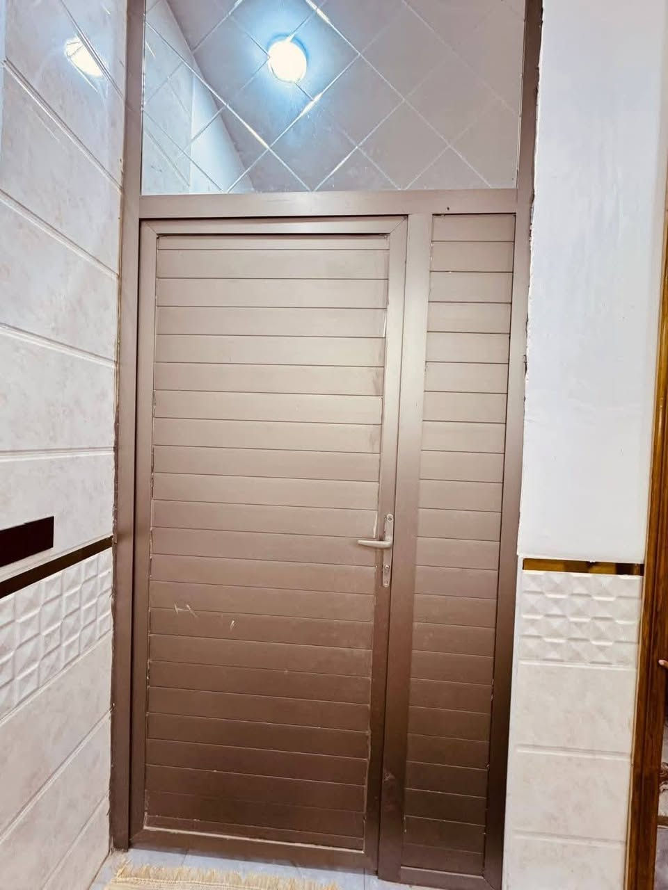 بيت مساحته200متر طابقين .العنوان التاجيه
يتكون من طابق الارضي من غرفه كلدور صاله مطبخ حار وبارد مع مجمع صحيات كامل
وفوك غرفتين ومجمع صحيات كامل وكلدور بناء طابوك صب طابو صرف
بناء حديث
مكتب وعقارات الوارث
***********
