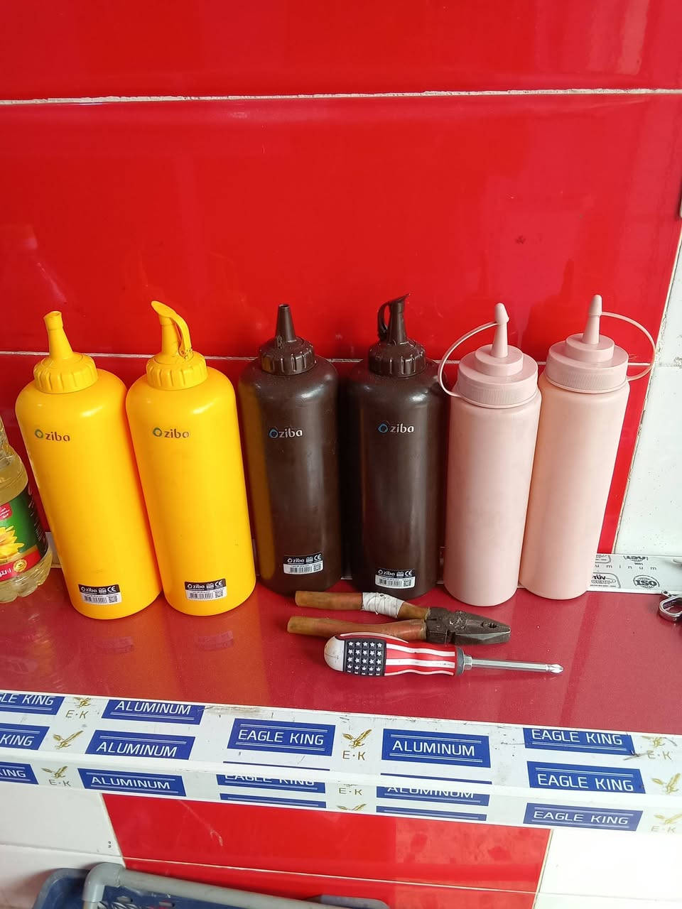 اغراض محل للبيع استخدام شهرين فقط ثلاجة وطباخ فلافل وفنكر وهمبركر مع ملحقاته السعر350الف طباخ منظدي ثلاث عيون جداحة منظدي مع المنظدة والمنظم  40الف حماية طعام مع اربعة بلانكات مع الكاونترها 250الف رف للاكل جداري مترين ونص تعليق مع طبلاته 125الف كاونتر عرض 200الف للاتصال *********** الرفاق الثانية
