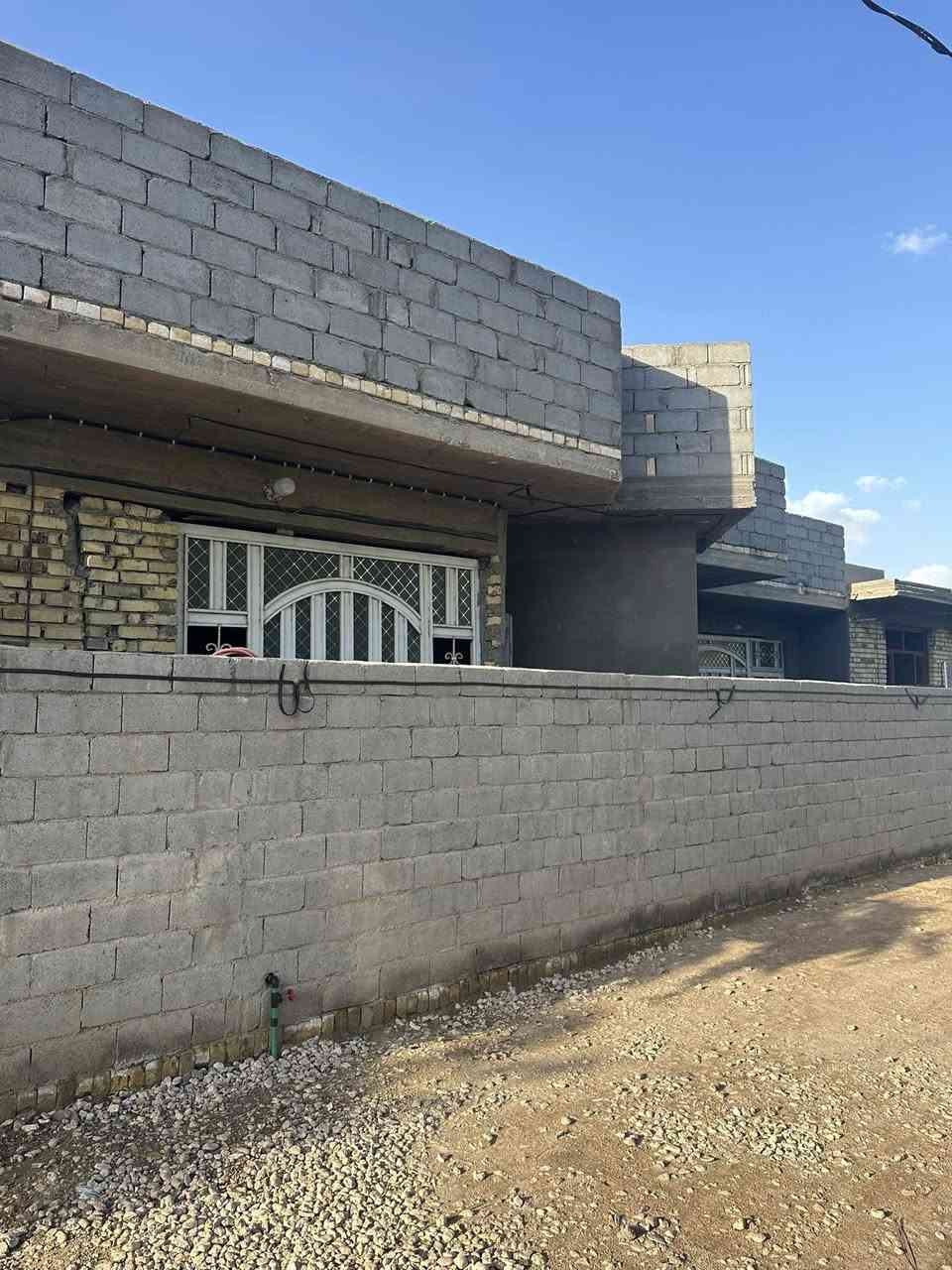 السلام عليكم….للبيع بيت طابق واحد زراعي مكاتبه ملحق حي النور…بناء طابوق جمهوري السقف صب جاهز للسكن سنةالبناء 2025
المساحه الكليه👈190م
الواجهه👈14م
النزال    👈13,500م
السعر  👈55 مليون
الأستفسار مكتب امجد العلواني للعقار 
حي17 قرب جامع الرسول(***********)
