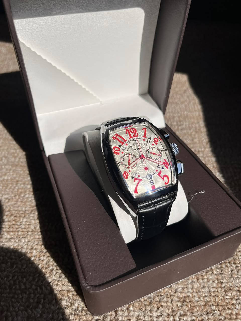 السلام عليكم فرانك مولر 
سير جلد مختم وشغل مرتب 
سناتر حقيقية ‎%‎ نظام الستوب وش مع منفذ شهري بلقعه 
المينا كلش مختلفة وحلوة واضحه بلصورة وضمان بلقطعه 
*********** 
سعر 40 الف
