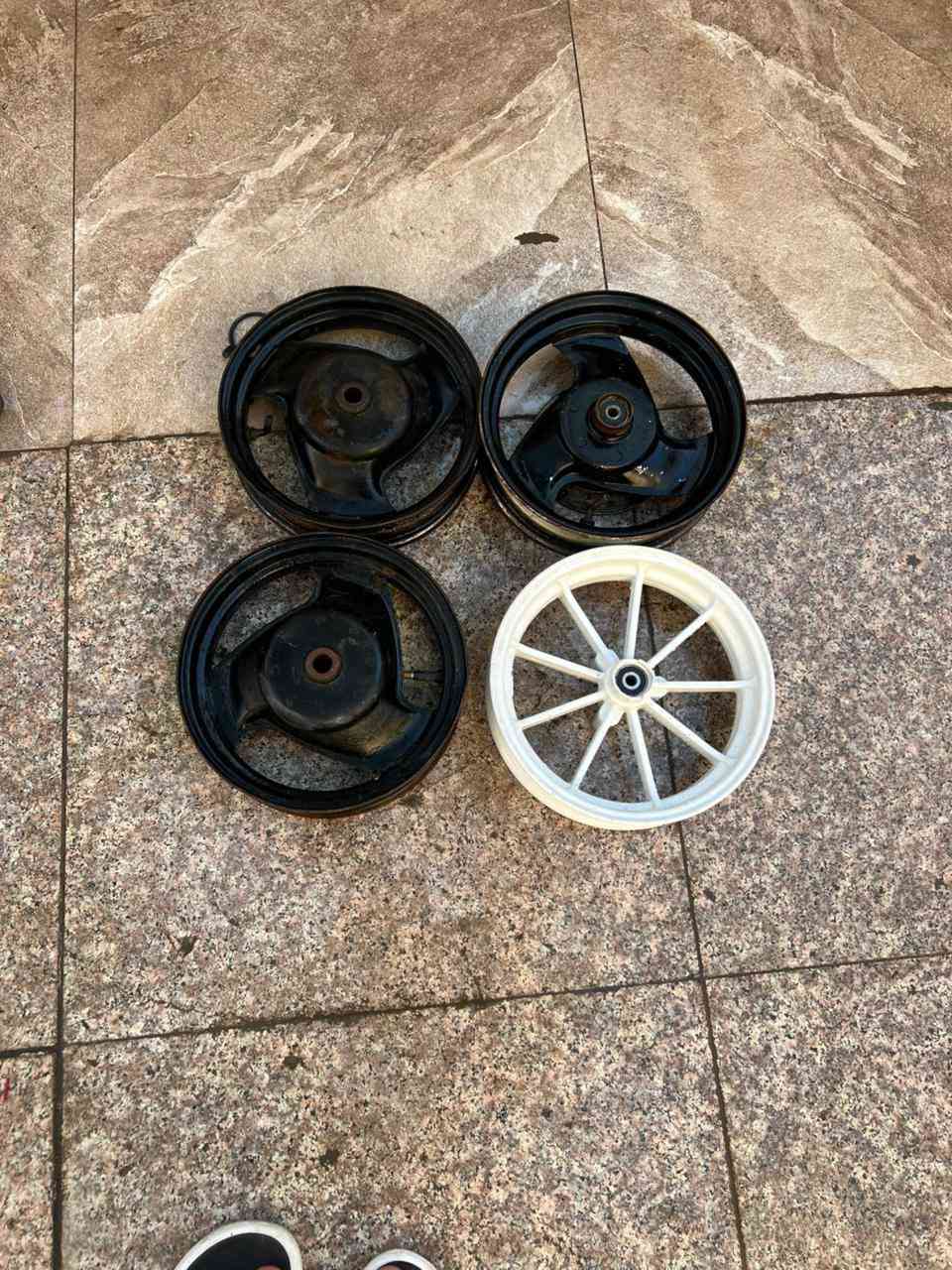 ماكس عدله دبلات 15شيال25 وياله لبيض ب15 لبلاد زوج 25
عنوان معقل رقم تلفون ***********
