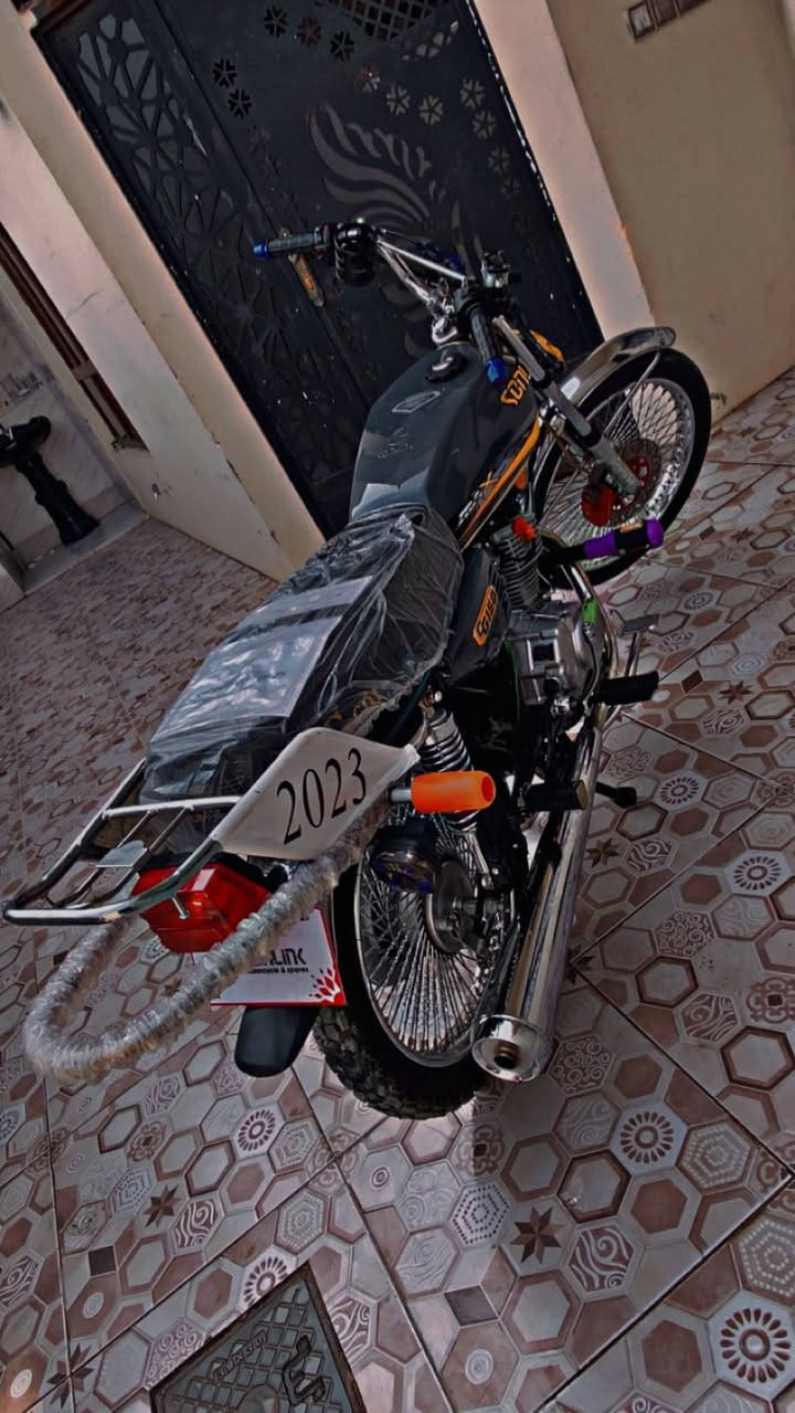 سولنك مفتوح محرك بس ولفات 2023 لونه يخبل نضافه فول منفيس بلادي مال دراجه شاصي نضيف عقل رياضي عليا تعديل رياضي مامتواجد عل فيس اتصل او واتساب *********** سعره ٥٢٥ وبي طكه مجال
