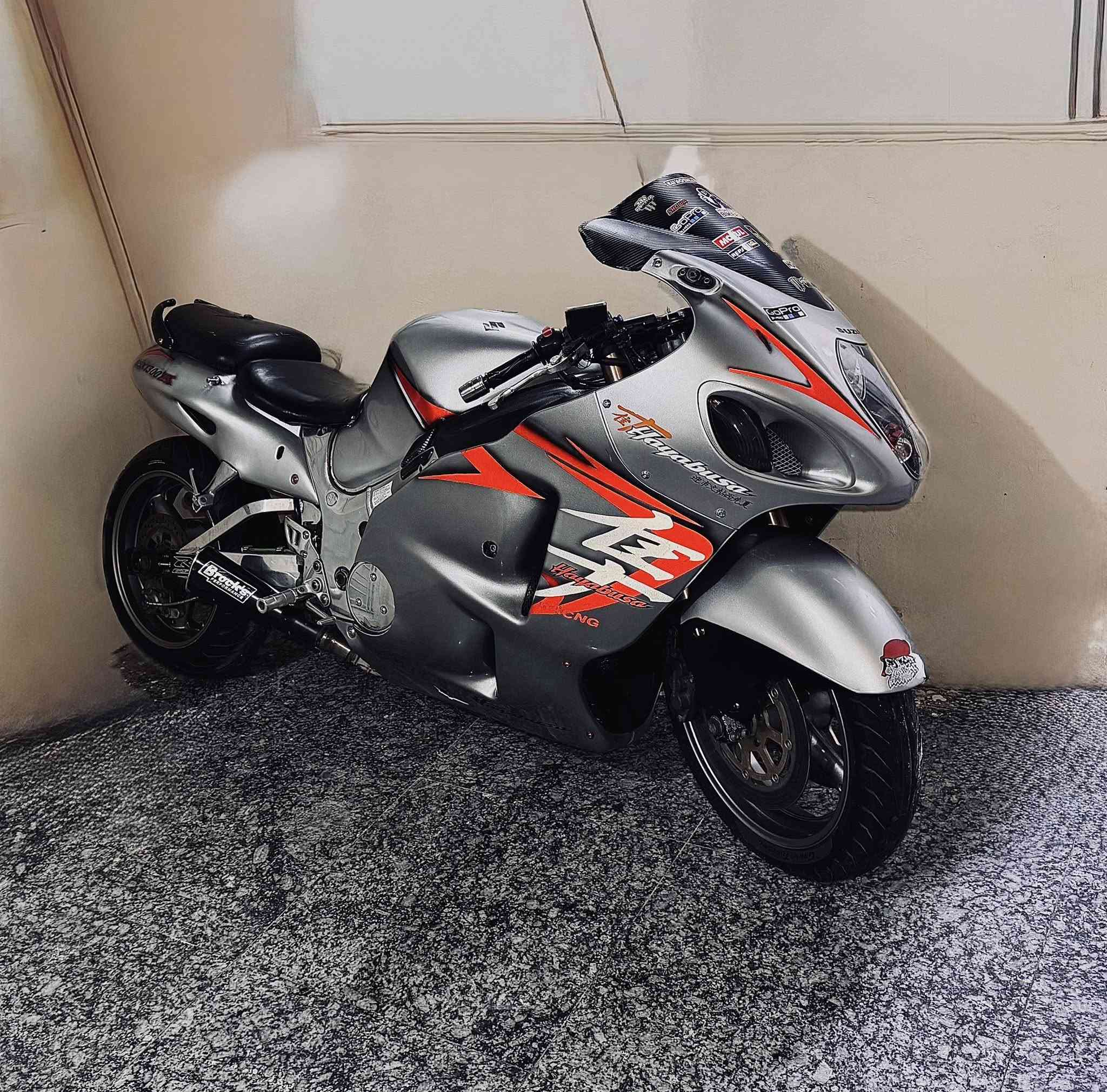 سوزوكي هايبوزا 1999 مكينه 1300cc الجيل الاول غني عن التعريف الدراجة لعابة ومعايزة شي ماشية 22.000بس .مكينه بلادي مملعوب بيها 
تزويد هيدرات ودبات BROKS PERFORMANCE 600$ صوت مرعب
ارشاlefting 200$
دهن موتل الاصلي 
مكاني كربلاء حي التحدي ***********
30$وبيها مجال
