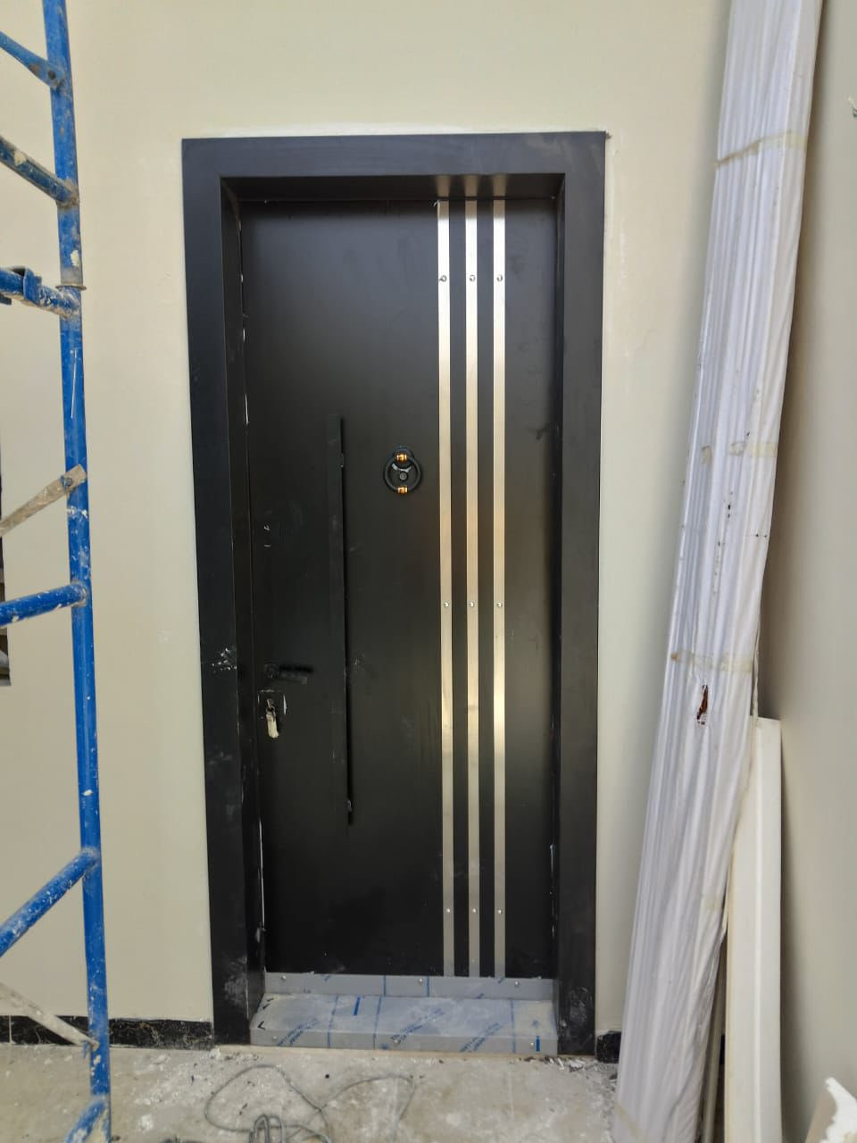 🚪 الفخامة التركية تبدأ من باب بيتك! ✨
​لأن الانطباع الأول يدوم... اختر لأمان بيتك وجماله أبواب إسطنبول التركية.
​🌟 لماذا تختار أبوابنا؟
​أمان مطلق: أنظمة قفل متطورة ومقاومة للاقتحام.
​عزل تام: عزل ممتاز للصوت، الحرارة، والأتربة.
​تصاميم عصرية: تشكيلة واسعة تناسب جميع الأذواق (كلاسيك ومودرن).
​جودة تدوم: مقاومة للرطوبة والعوامل الجوية.
​🏡 بيتك يستحق الأفضل... اجعل فخامته تبدأ من المدخل.
​

إليك أبرز مميزات هذه الأبواب التي تجعلها خياراً مثالياً للاستثمار في أمان بيتك:

​1. منظومة أمان فائقة (قفل القاصة)🔴
​نقاط إغلاق متعددة: لا تعتمد على قفل واحد، بل تحتوي على نظام قفل مركزي يدفع ألسنة حديدية ضخمة يستحيل تقريباً كسرها أو فتحها 

​2. التدريع الحديدي والهيكل المتين🔴
​الهيكل الداخلي: الباب ليس مجوفاً ولا خشبياً بالكامل، بل يحتوي على شاسيه (هيكل) من الفولاذ الصلب بسماكات عالية المقاومة للصدمات والضغط.

​الإطار (الجرجوبة): يتم تصنيع الإطار من الحديد الثقيل والمعالج لحماية الباب 

​3. العزل الحراري والصوتي الممتاز🔴
​يتم حشو الباب من الداخل بمواد عازلة عالية الكثافة مثل الصوف الصخري (Rockwool) أو البوليسترين.

​هذا الحشو يمنع تسرب الحرارة والبرودة (مما يقلل استهلاك التكييف)، بالإضافة إلى عزل الضوضاء الخارجية بشكل ممتاز جداً.

​4. مقاومة العوامل الجوية (الرطوبة والشمس)🔴

للتواصل او الاستفسار :
***********
***********
