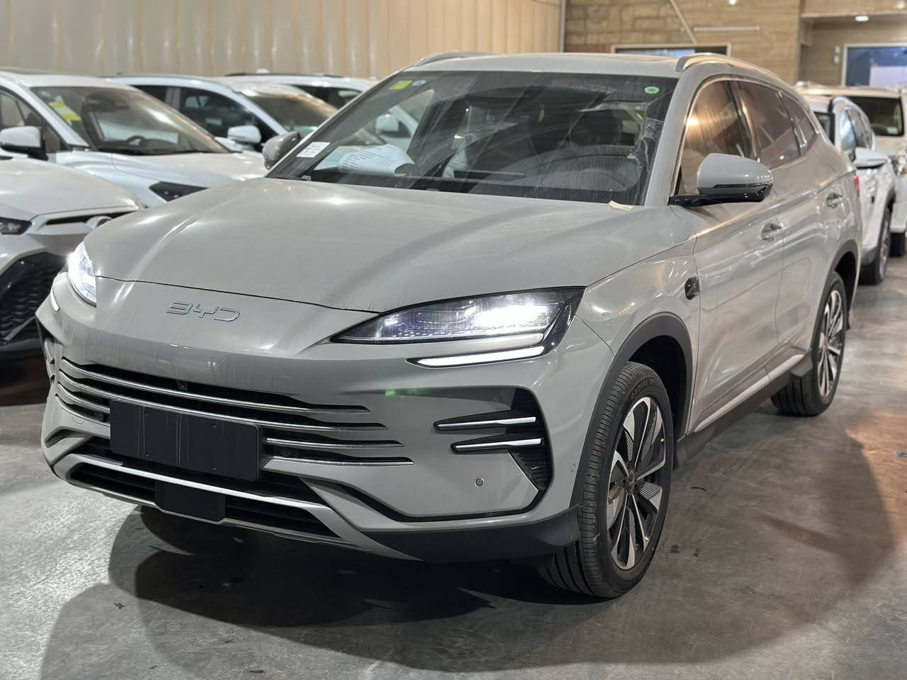 السلام عليكم
سونك بلاص 2025 بلون المميز اسمنتي 

زيروووو 

كل غراضه و شاحنه و كاعيات وكارت كله ويه سياره 

***********
