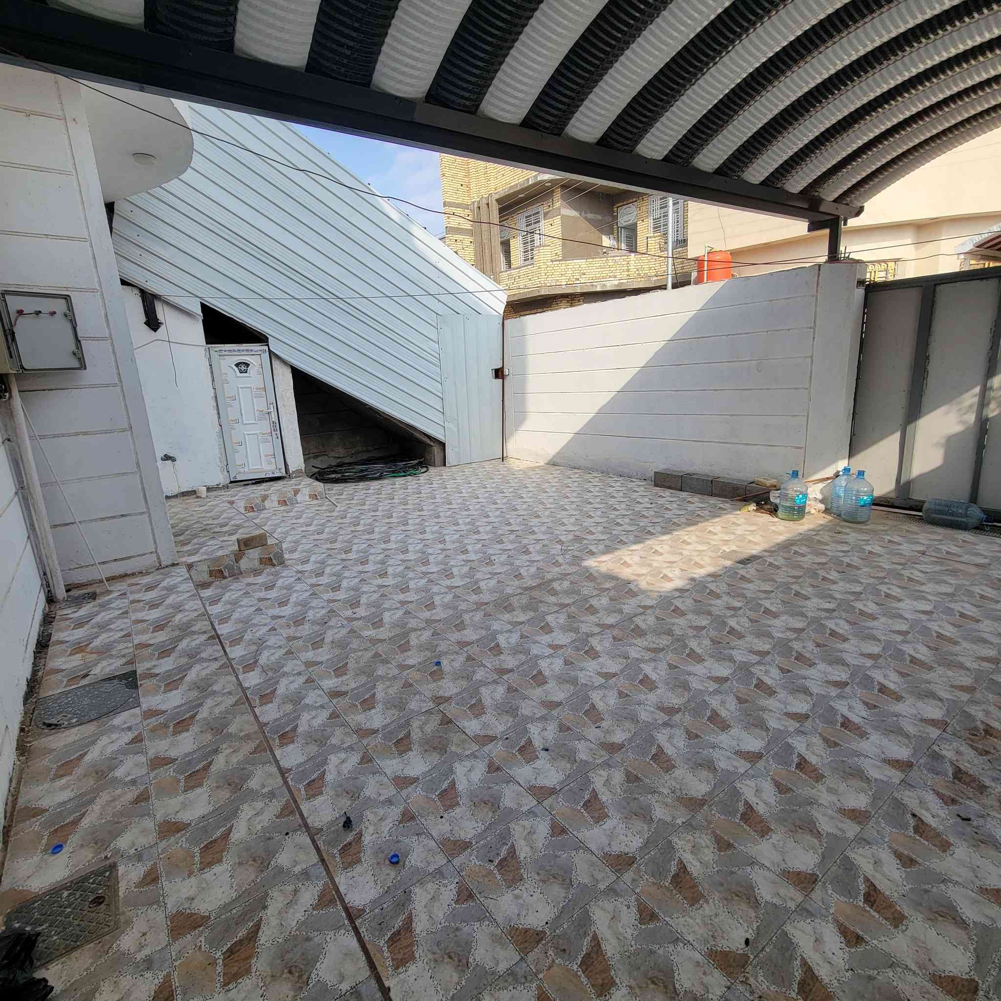 بيت للبيع في التنومه الصالحيه شارع ابو طالب المساحه 200 متر طابقين خمس غرف بناء جديد جاهز للسكن السعر 170 مليون  
التواصل ***********
