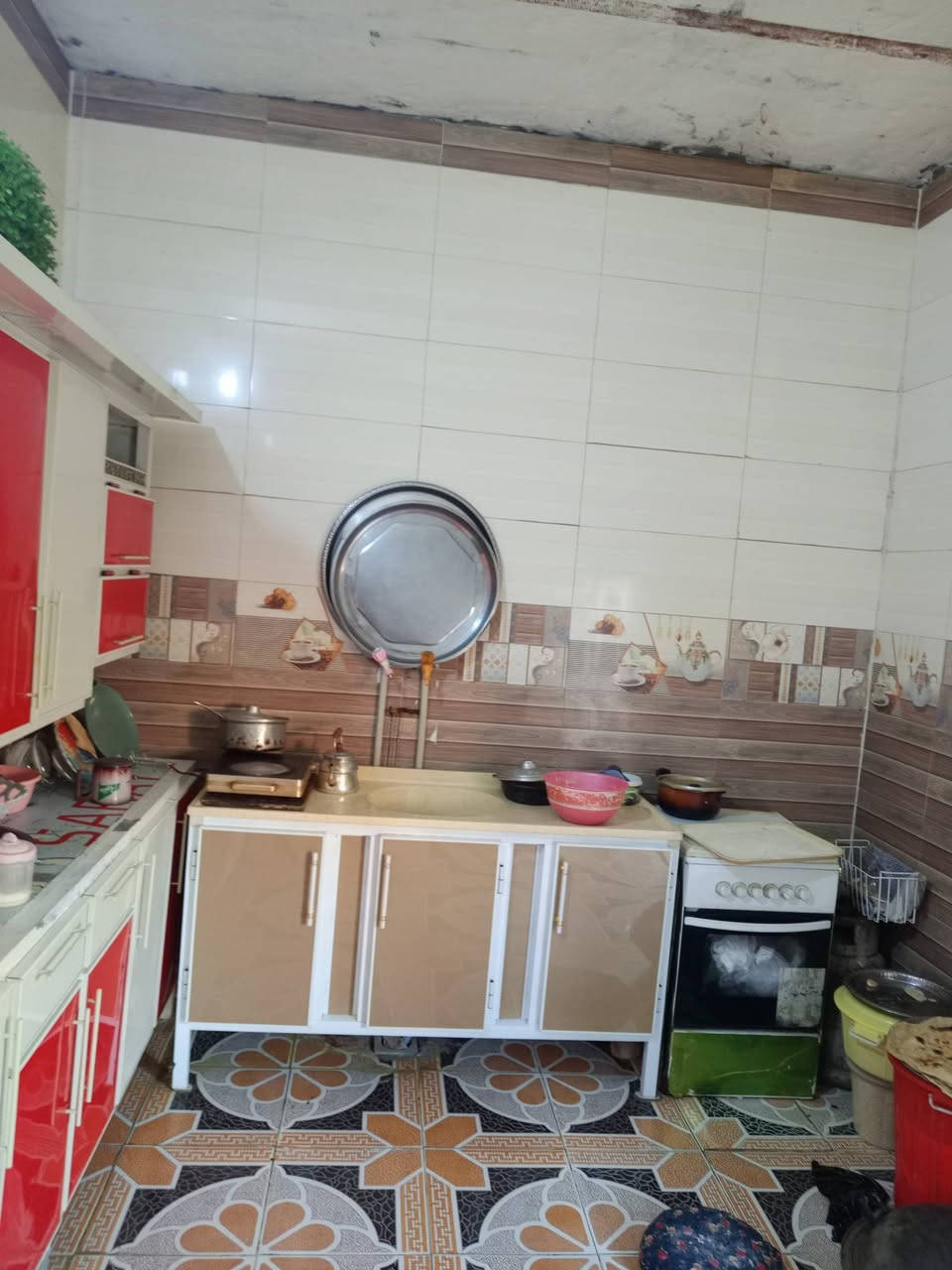 سلام عليكم بيت لبيع في ميسان لعماره حي الرحمه ثانيه قرب المجمع الطبي مساحه 100متر سعره 35 (.     ***********
