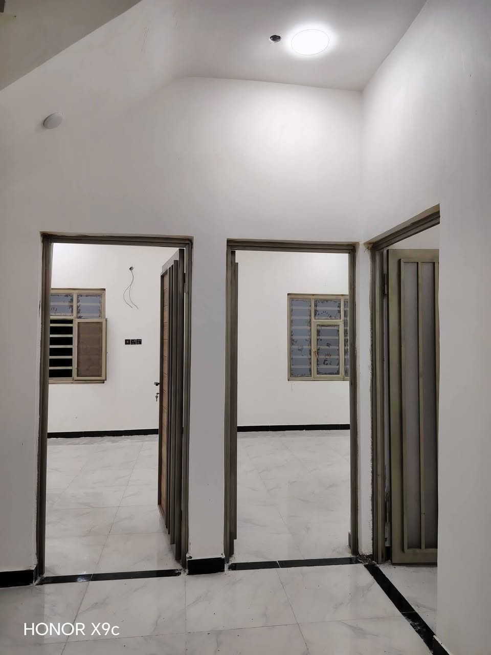 دار للبيع مساحه 240متر
العنوان بصره شط العرب جزيره اليوبه
يحتوى علـّۓ  
ثلاث غرف منام٣ ،،أسقبال،،صاله،،مطبخ
صحيات داخليه خارجيه،،كليدور مع كراج
تسليم مفتاح جاهز للسكن
خدمات كامله 
نوع طابو صرف زراعي باسم عراقي
السعر 85مليون بمساحه 240متر
للأسفسار📲
***********📞
***********📞
