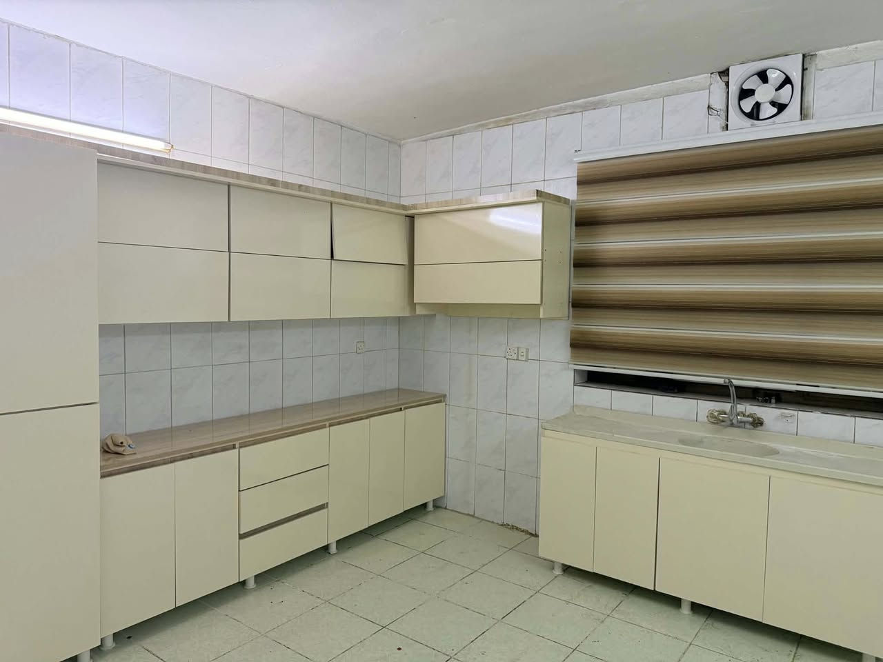 كاونتر للبيع خشب mdf 
مستعمل يومين 
بيع مستعجل 
قياسه 4 امتار والسنك 2 مترين 
اتصل ***********
