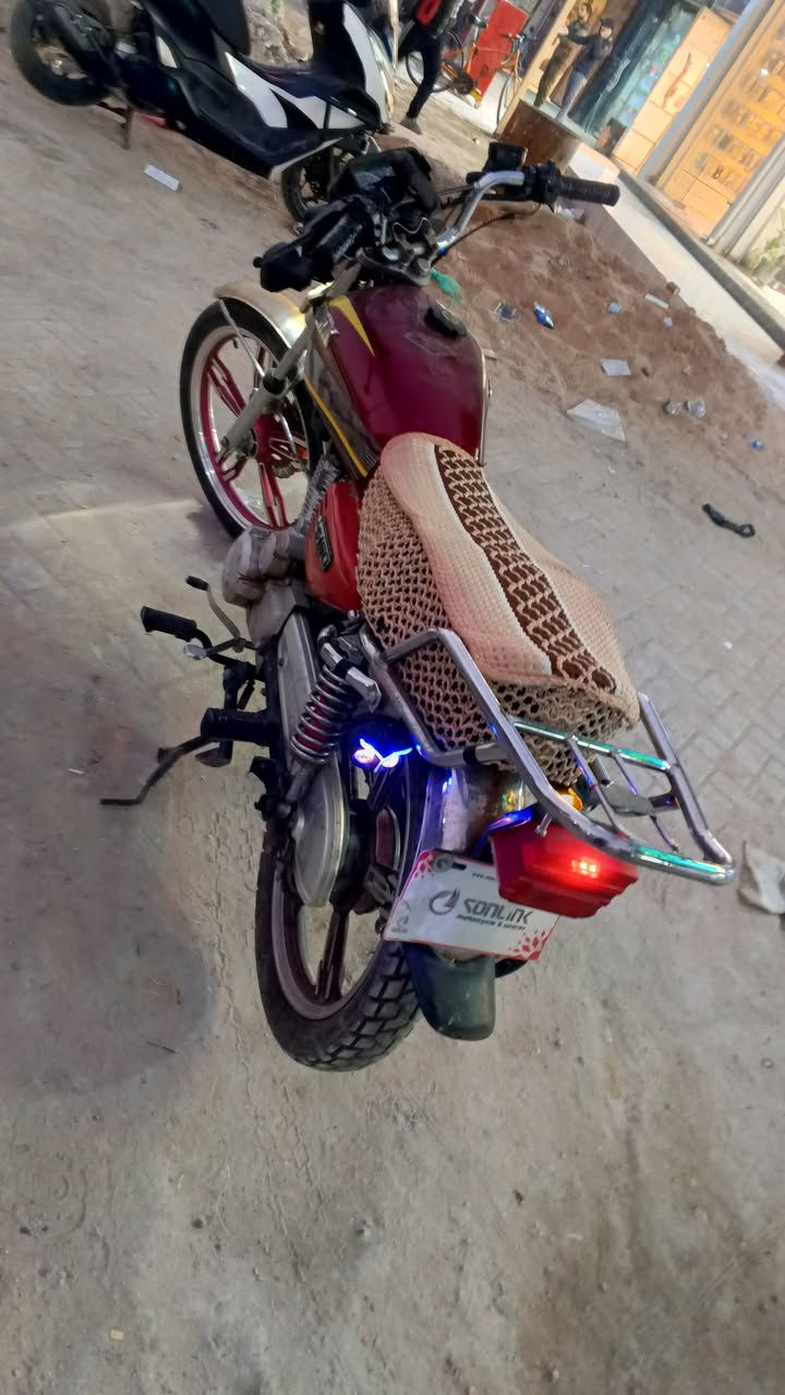 سيفان موديل 23 اوراق
مكينه نظيفه ساعه معدل 
كهربائيات كله شغاله 
بغداد الحسينيه الراشدينه ***********
500 بيه مجال
