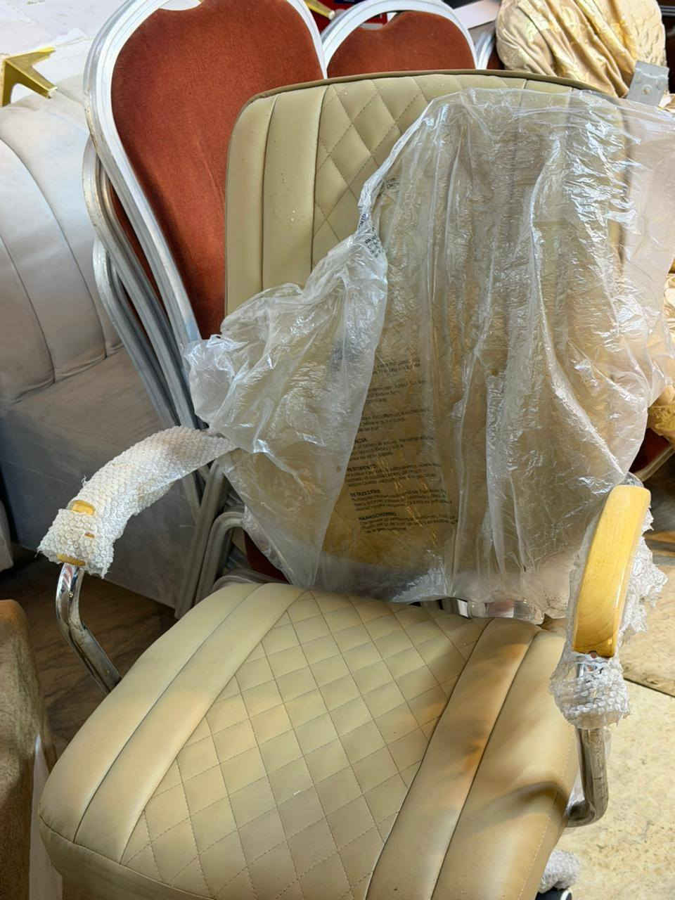 قنفات البيع وميز مكتبي وكراسي اخو الجديد وسعار مناسبه ***********
