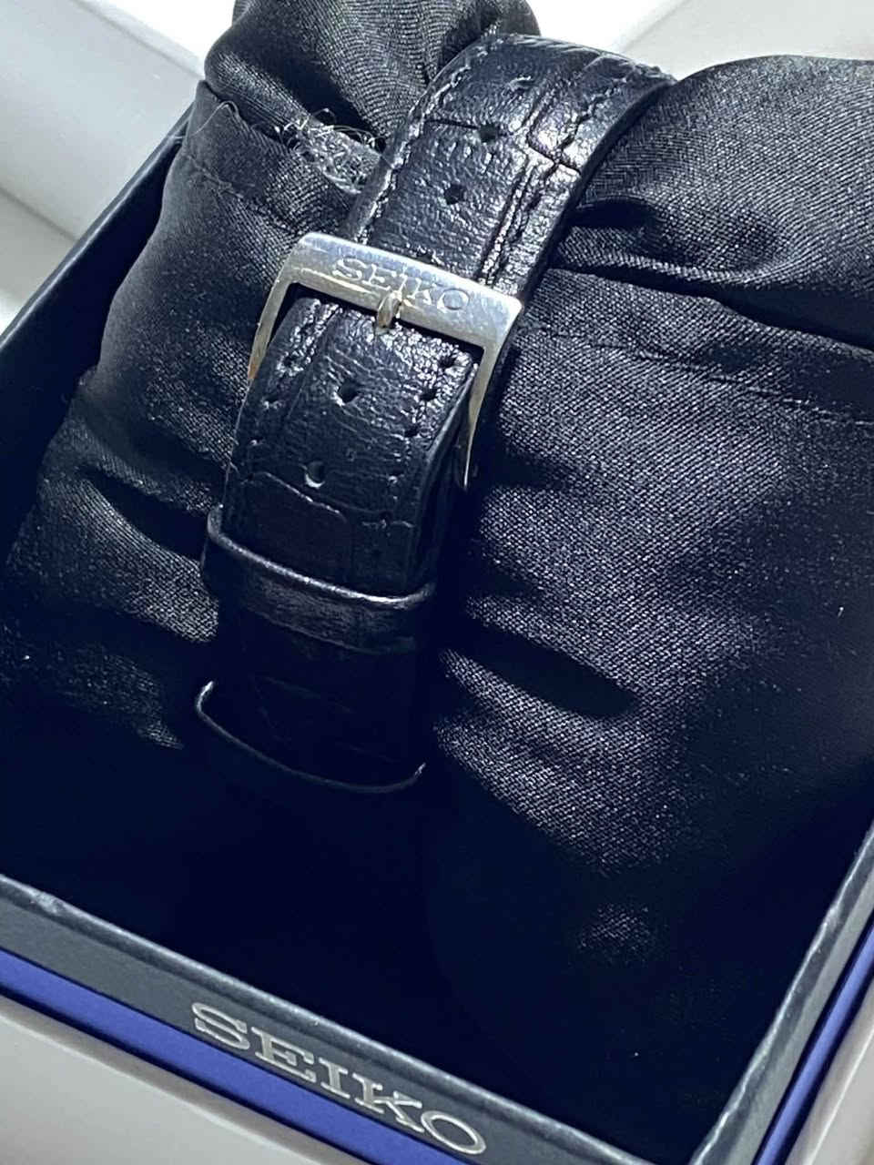 السلام عليكم.......
ساعة SEIKO ياباني اصلي بطارية
سوبر كوارتز 
ستوب وج 
كرونوكراف 
سناتر شغالة 
أميال وارقام فسفوري 
نافذة للعرض التاريخ
سنتر ثواني ثانوي القطر ٤٢
مقاوم للماء ١٠٠ م 
سير جلد مستبدل والبوك معلم 
مستعمل نظيف مع العلبة الأصلية وبطاقة الضمان 
السعر ١٢٥ الف 
يوجد توصيل ***********
