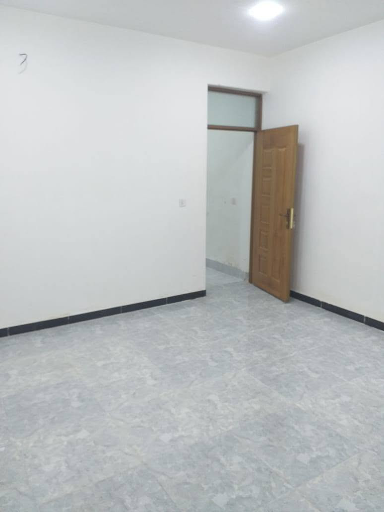 مشتمل للأيجار
مشتمل طابق ثاني درج معزول بناء حديث ٢٠٢٦ زيرو
مساحة ٩٠ متر يحتوي على 
غرفة نوم كبيرة  ٥متر × ٥م
صالة  كبيرة ٥م × ٤.٥م
مطبخ ٢م × ٦ م
بالكون ٢م × ٣م
خدمات مشتركة شرقي وغربي ومنور وسطح مشترك
المشتمل مجهز بالكامل بتأسيسات داخلية سبالت ومكيفات
و٣خطوط ماء اسالة وحار وتانكي
كهرباء وطنية ثري فيز 
انارة سبوت لايت والمشتمل مجهز بساحبات ومغاسل ودوش وتانكي وماطور مي  البيت جاهز من كلشي
المنطقة خدمات كاملة وتبليط جديد
العنوان بغداد منطقة الشعب نهاية الصحة منطقة حي الكوثر بداية شارع ابو حكيم المختار 
سعر الايجار ٣٥٠ الف 
للاستفسار التواصل مع مكتب الصادق للعقار والمقاولات العامة مهندس قصي 
خاص او الاتصال بالارقام التالية 
واتساب ***********
            ***********
