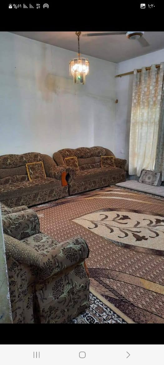 ((بسم الله الرحمن الرحيم))
تسلسل ( 2441 )
#بيت_للبيع
في بداية #حي_نزال 
قرب #مطعم_حجي_حسين 
المساحة : 302 م بالسند (واقع حال 520)
الواجهة : 17 م
النزال : 30.5 م
طابقين 
مكون من خمس غرف نوم 
صالتين 
استقبال 
مطبخ 
كراج 
حديقة 
الشارع : 10 م
نوع الملك : طابو صرف سند 
السعر: 380 مليون وبي مجال 
للاستفسار : الاتصال
صاحب البيت ‏‪***********‬‏
