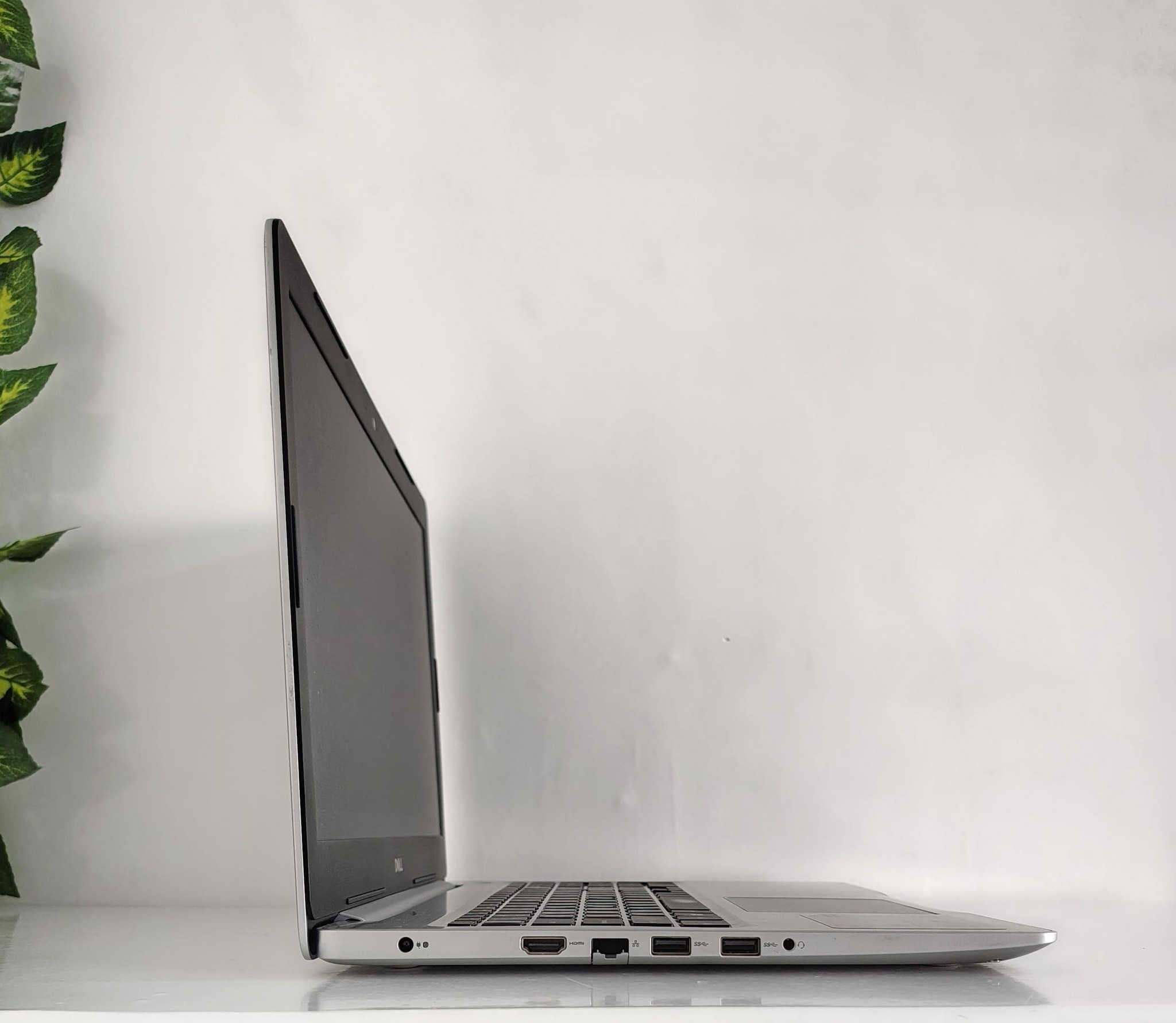 💻 Dell Inspiron 5570 | السرعة الفائقة والمساحة التخزينية الضخمة
الخيار الأمثل للطلاب والموظفين ومحبي مشاهدة الأفلام بدقة عالية. يتميز هذا الجهاز بمعالج Core i7 من الجيل الثامن الذي يوفر أداءً قوياً وسلساً، مع ميزة الهارد المزدوج (SSD للسرعة و HDD للتخزين) مما يجعله مثالياً لحفظ كميات كبيرة من البيانات والملفات الدراسية. ببطارية جديدة وشاشة 15.6 بوصة FHD، ستحصل على تجربة عمل وترفيه ممتعة جداً. يشغل برامج الأوفيس، الفوتوشوب، وألعاب مثل (Roblox، Minecraft، و League of Legends) بكل كفاءة.
​🔍 المواصفات التقنية:
​المعالج: Intel Core i7 (الجيل الثامن - فئة U الموفرة للطاقة).
​الرام: 8GB DDR4.
​الهارد الأول (للنظام): 256GB SSD M.2 NVMe (سرعة إقلاع واستجابة فائقة).
​الهارد الثاني (للتخزين): 320GB HDD (مساحة إضافية لملفاتك).
​كرت الشاشة: داخلي Intel UHD Graphics 620 بسعة تصل إلى 4GB.
​الشاشة: 15.6 بوصة بدقة Full HD (وضوح ممتاز للألوان).
​البطارية: جديدة (تضمن لك استمرارية في العمل).
​الكيبورد: ستيكر (عربي/إنجليزي).
​🎁 الملحقات:
(حقيبة، شاحن أصلي، ماوس، ماوس باد).
​🛡️ الضمان والخدمات:
​فحص المواصفات والنظافة قبل الاستلام.
​ضمان استبدال لمدة أسبوع كامل.
​تنصيب ويندوز والبرامج الأساسية مجاناً.
​💰 السعر: 350,000 دينار عراقي.
​📍 الموقع: بغداد - الأمين الثانية.
🚚 التوصيل: متوفر لجميع محافظات العراق.
​📞 للحجز والاستفسار:
***********
***********
