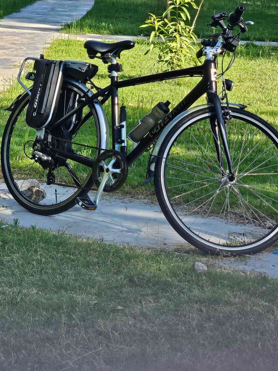 ⚡ للبيع: وحش الترحال والسفر Giant Escape 2 Hybrid 🚲لكل شخص يدور على متعة القيادة والمسافات الطويلة! دراجة كهربائية هجينة أصلية من البراند العالمي جاينت، مجهزة ومخصصة للترحال والسفر براحة تامة. 🌍🎒المواصفات الفنية والنظافة:💎 النظافة: 95% بحالة ممتازة جداً ونظيفة حيل.
🛣️ الممشى: 1500 كم فقط (استخدام خفيف ).⚙️
 المنظومة: نظام مساعد شحن ذكي مع محرك خلفي يعطيك عزم قوي جدا 300w  بالمرتفعات.
🔌 الملحقات الأساسية: يجي وياها الشاحنة الأصلية لشركة جاينت + مفتاحين (2) لقفل البطارية.الملحقات الإضافية (كلها براند GIANT الأصلي):🍼 مطارة ماء جاينت
.🔔 جرس تنبيه جاينت
.💨 بم هوائي (منفاخ) جاينت.
الدراجة جداً ناعمة وسلسة بالخطوط الطويلة والترحال، 
. 🚴‍♂️🔥📍 المكان: [بغداد]
📞 للتواصل: [***********]
