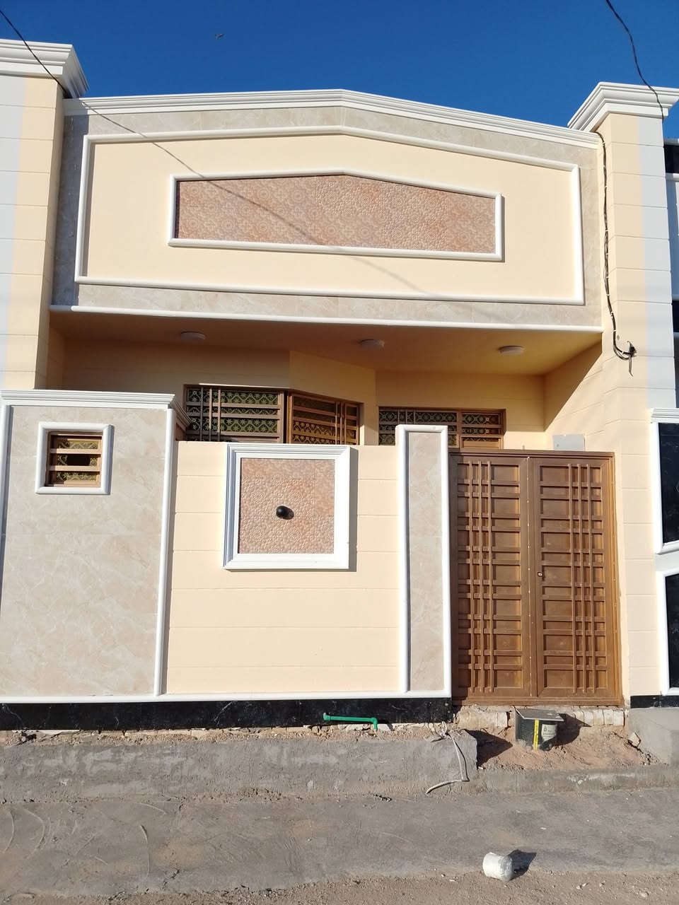 عرض مميز جدا بلاش 55 مليون فقط حي الجامعه 70 متر طابق واحد
سند 25 ومكاتبه مع صاحب الأرض وقرار محكمه 

يحتوي على استقبال ومطبخ وصاله وغرفه نوم وصحيات داخليه وصحيات خارجيه وطارمه ومنور 

قريب الشارع الرئيسي حله كربلاء 

كافه الخدمات 

التفاصيل داخل الفديو *********** واتساب
