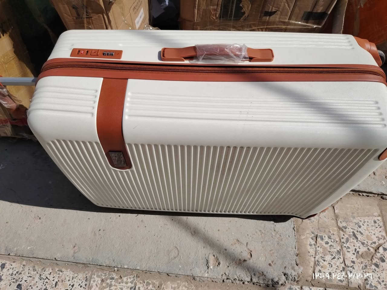 حقيبة سفر الحجم الكبير ام القفل السري  بيها كسر  بسيط مثل ماموصحه لون أبيض وايت  وتوجد حقائب أخرى 
بقية البضاعه اسعارهم تحتهم


**إذا كنت صاحب هذا الإعلان وتريد حذفه لأي سبب، رجاءا أرسل رسالة إلى الدعم الفني**