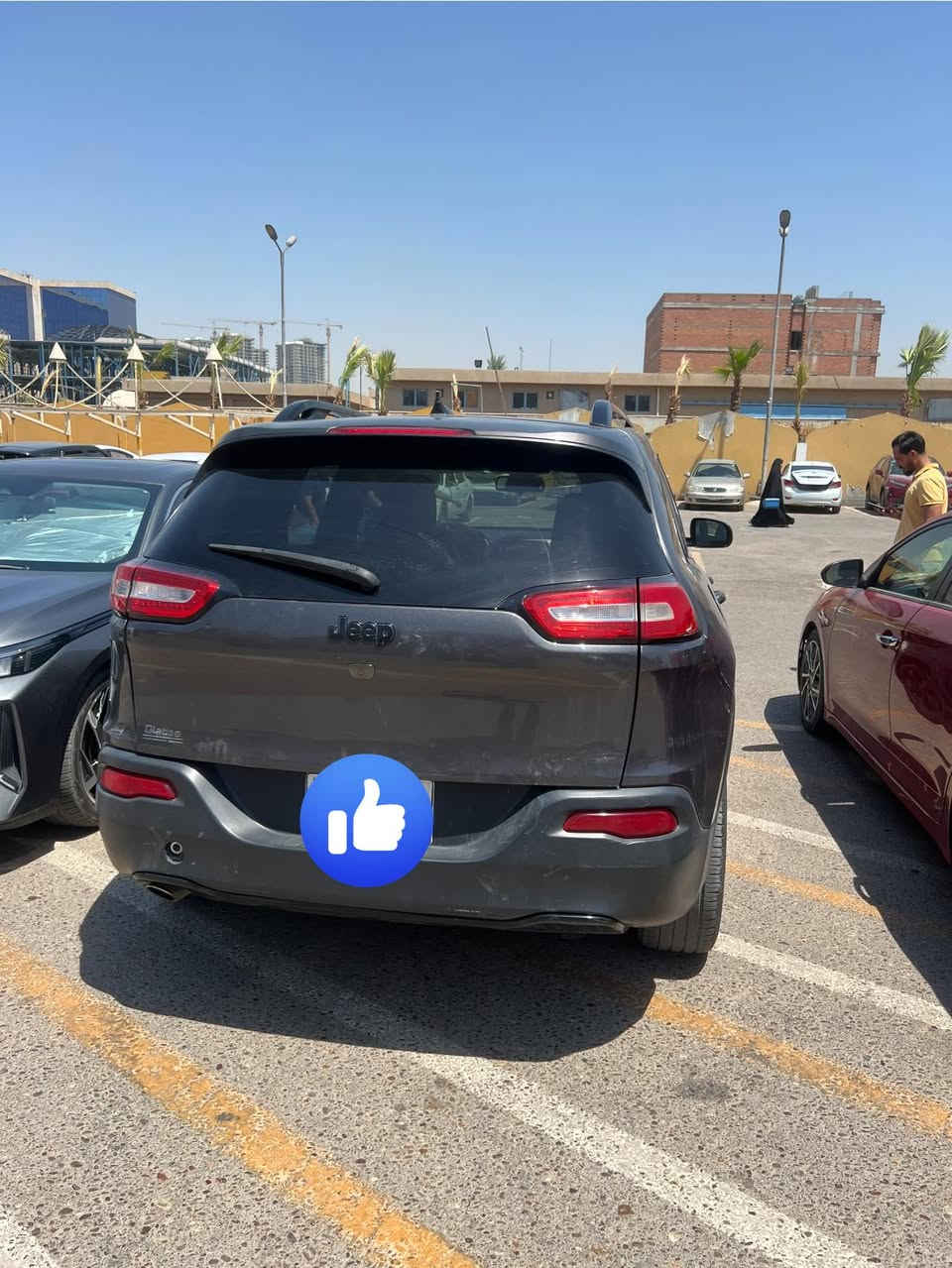 السلام عليكم سيارةجيب شيروكي موديل 2016. بغداد باسمي وارد أمريكي 🇺🇸 صور الحادث مرفقه 
محرك اقتصادي 2400
كير أوتوماتيك 9 نمر
السعر 105$

الحادث جانبي بابين عكس السايق 
مكاني بغداد ابو غريب الشراي يتصل ***********
